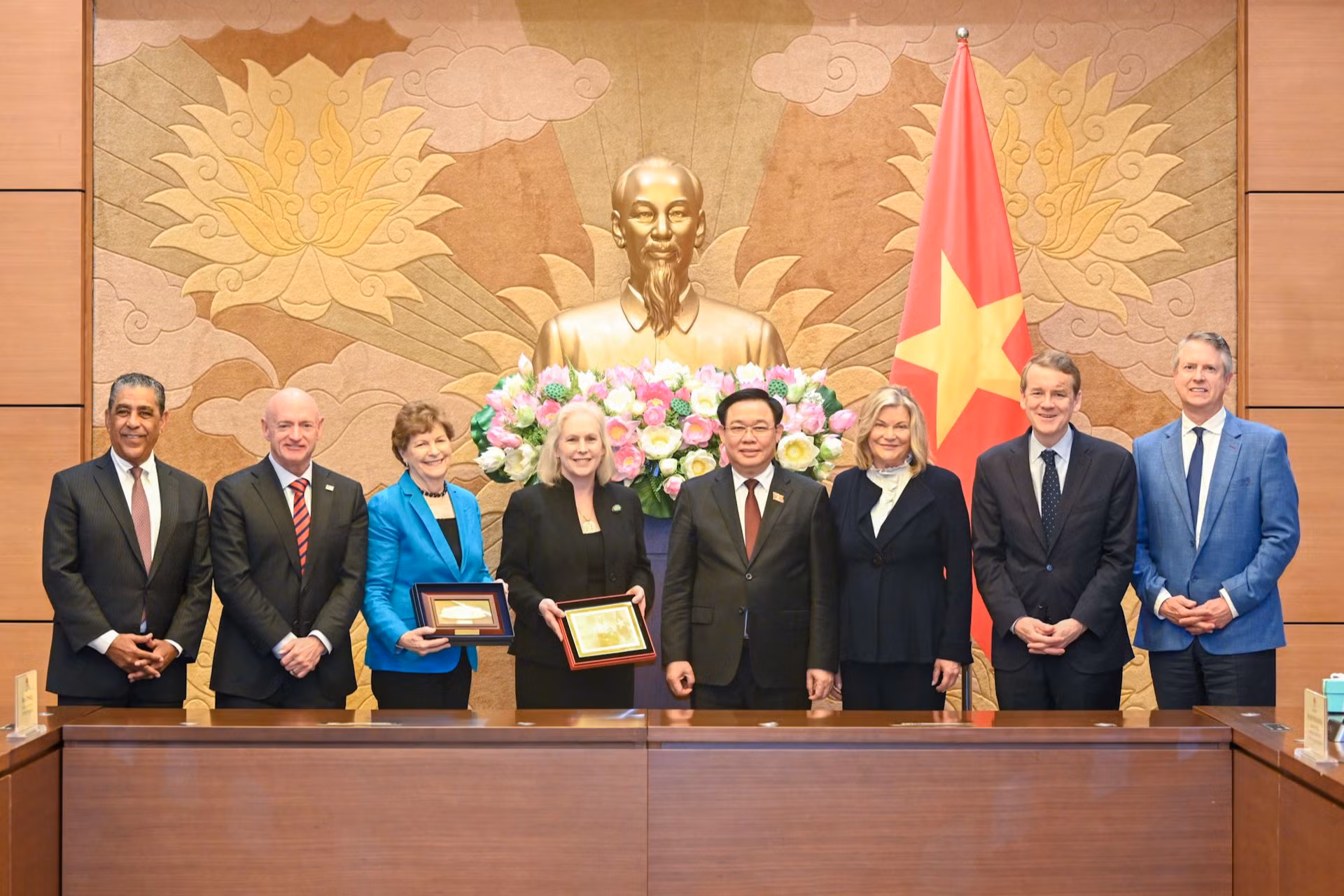 Chủ tịch Quốc hội Vương Đình Huệ chụp ảnh lưu niệm với đoàn Nghị sĩ Hoa Kỳ.