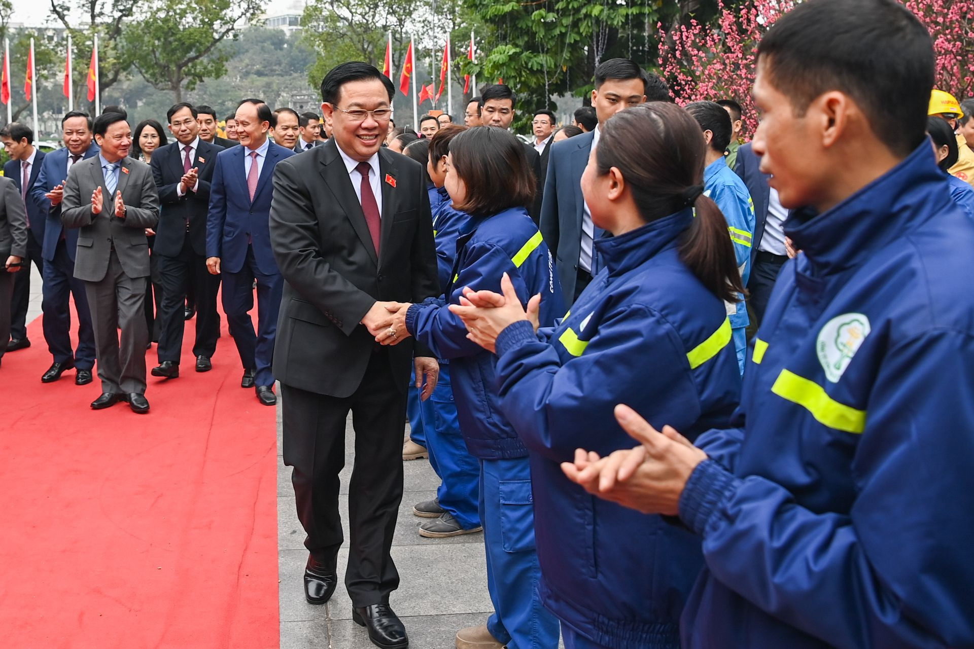 Chủ tịch Quốc hội Vương Đình Huệ thăm hỏi công nhân, người lao động Thủ đô.