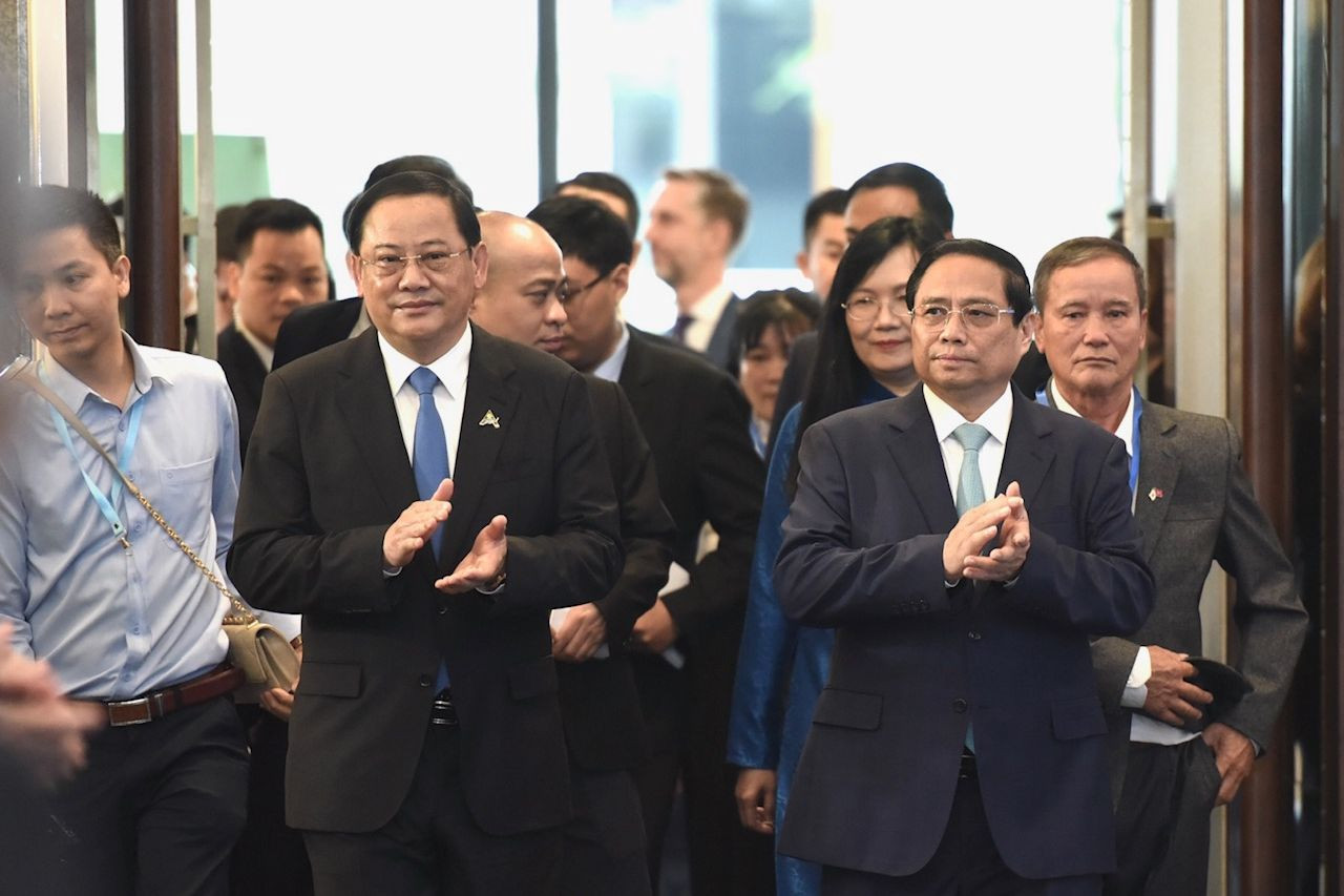 Thủ tướng Phạm Minh Chính (phải) và Thủ tướng Lào Sonexay Siphandone tham dự Diễn đàn Tương lai ASEAN.