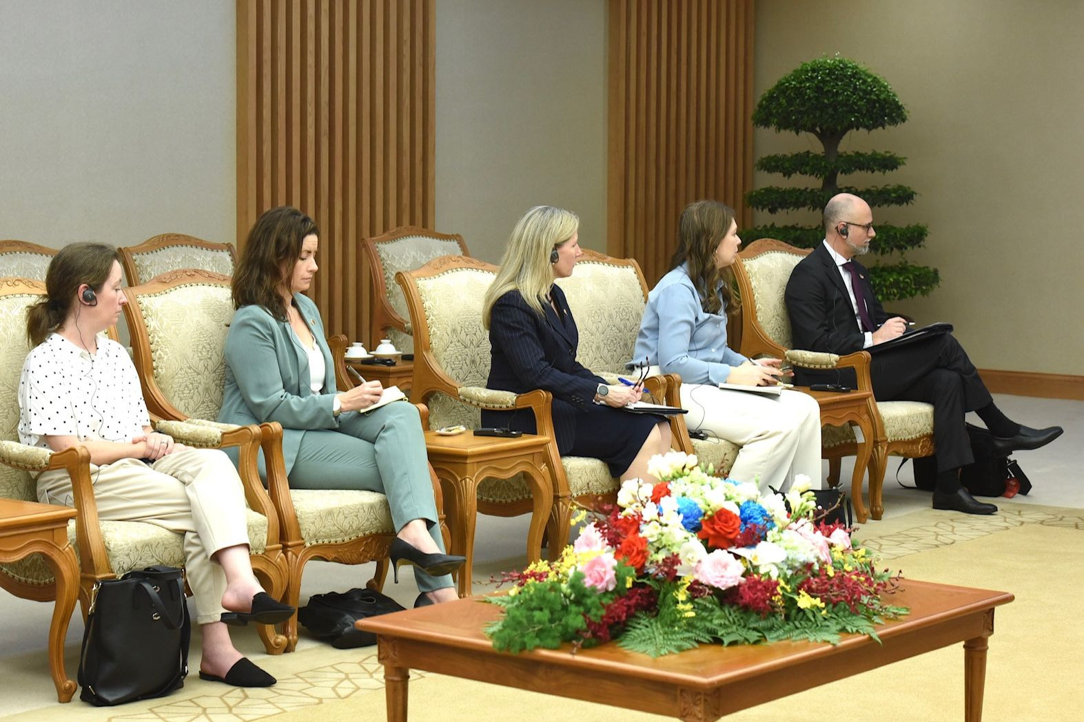 Các thành viên đi cùng Bà Mary Ng, Bộ trưởng Phụ trách Phát triển kinh tế, Thương mại quốc tế và Xúc tiến xuất khẩu Canada tham dự buổi tiếp.