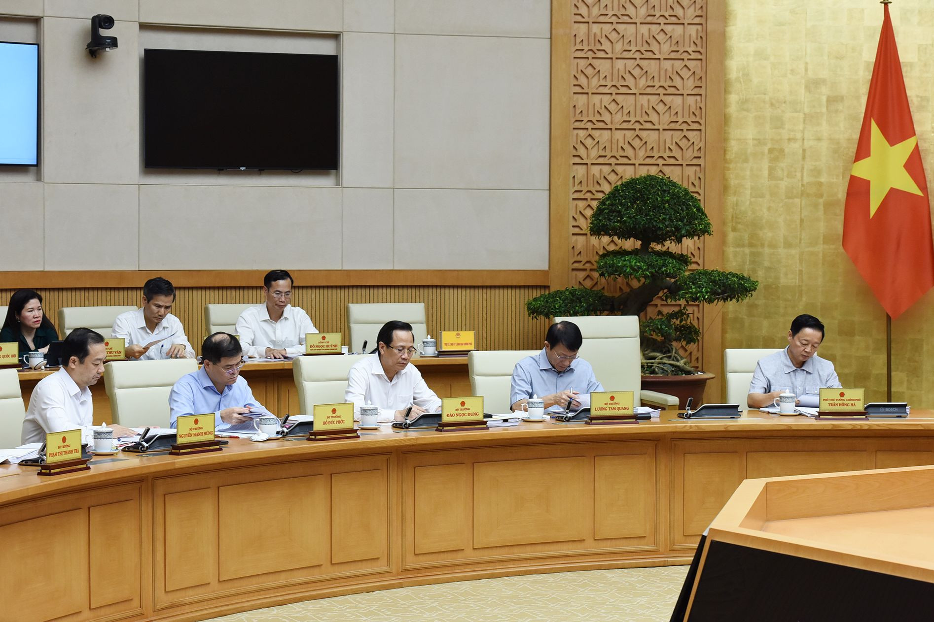 Các đồng chí Phó Thủ tướng, lãnh đạo các bộ ban ngành tham dự phiên họp.