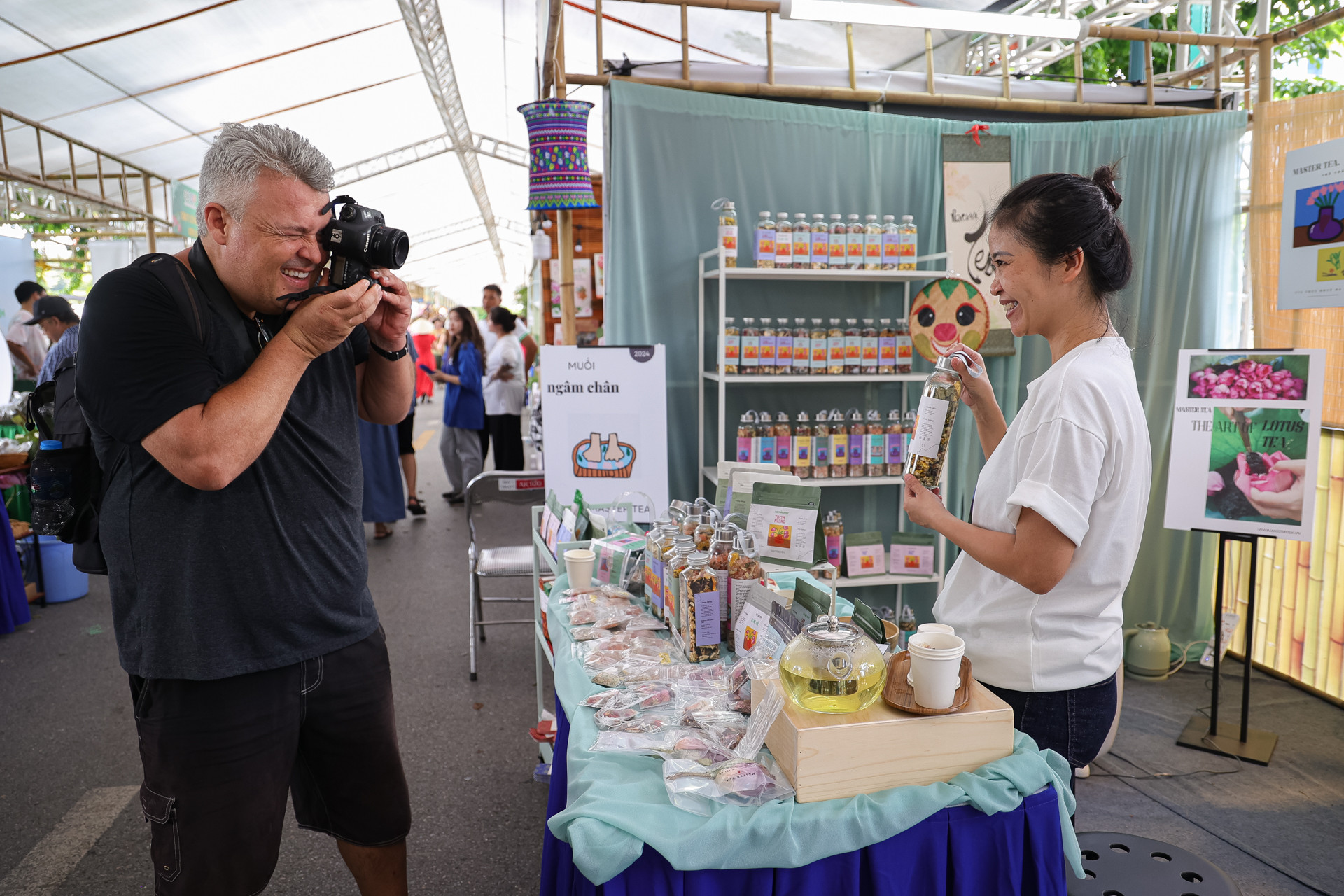 Du khách nước ngoài thích thú ghi lại khoảnh khắc tại Lễ hội Sen Hà Nội.