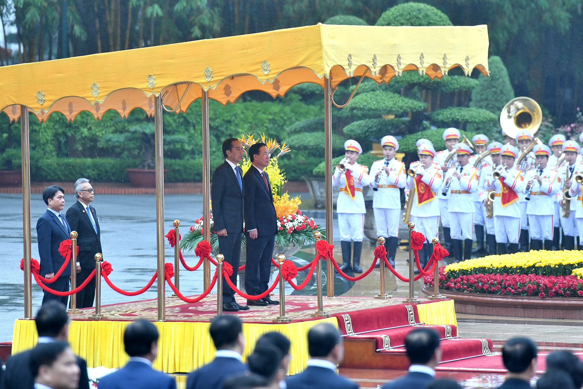 Chủ tịch nước Võ Văn Thưởng và Tổng thống Indonesia Joko Widodo nghe quân nhạc cử Quốc thiều hai nước.