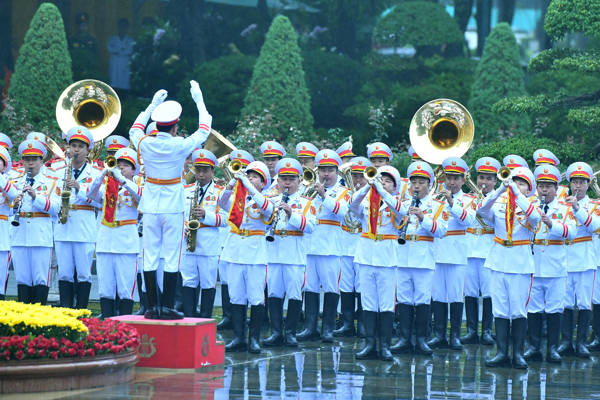 Đoàn quân nhạc cử Quốc thiều hai nước Việt Nam và Indonesia tại lễ đón.