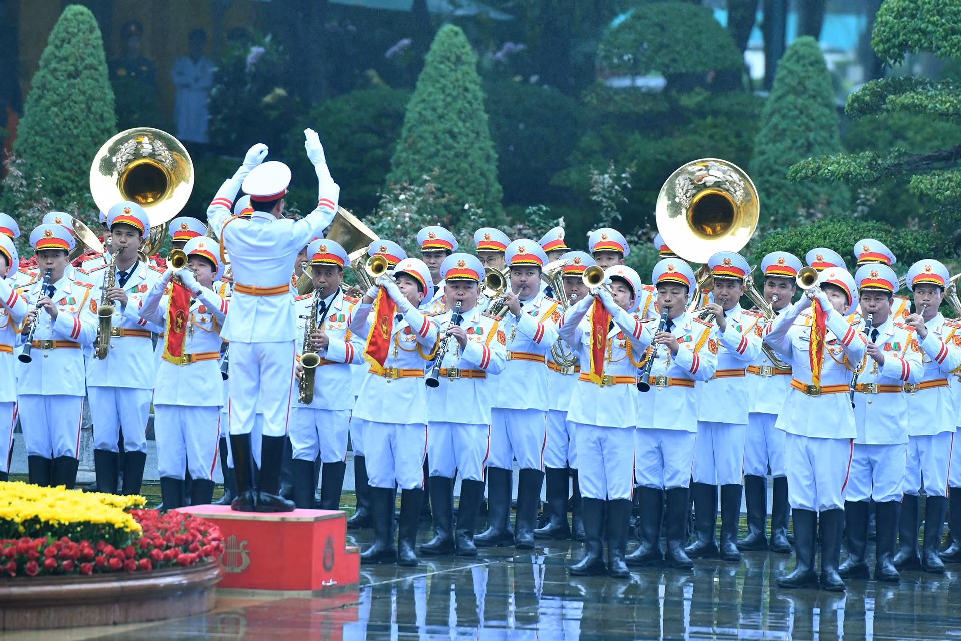 Đoàn quân nhạc cử Quốc thiều hai nước Việt Nam và Indonesia tại lễ đón.