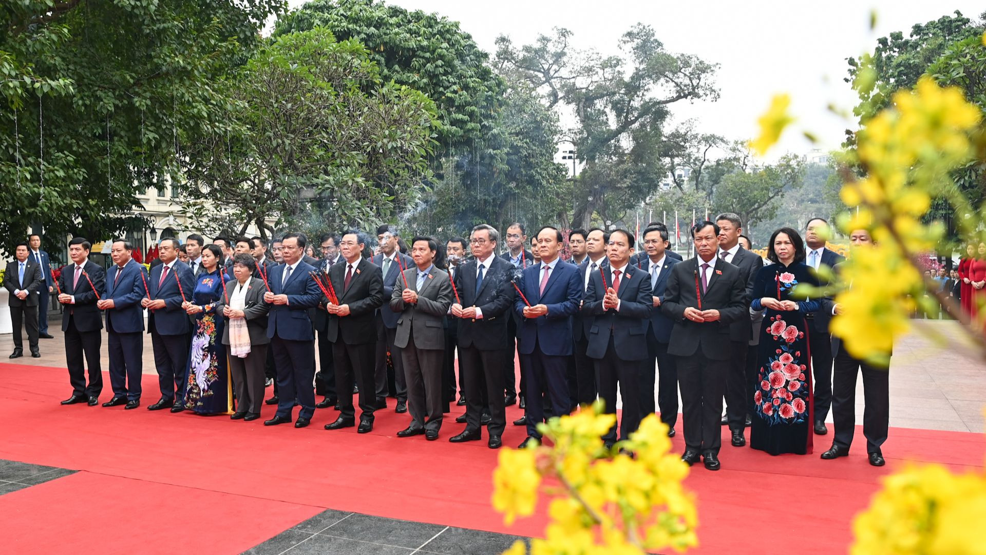 Chủ tịch Quốc hội Vương Đình Huệ và các đại biểu dâng hương trước Tượng đài Vua Lý Thái Tổ.