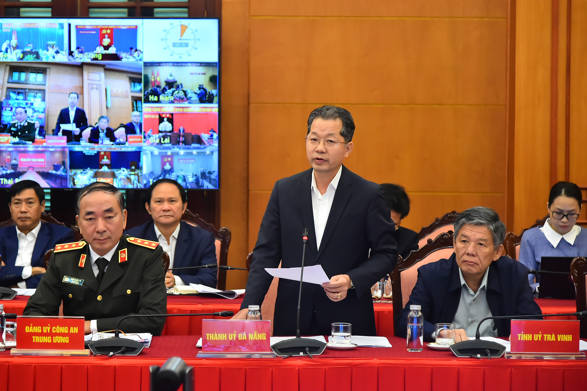 Bí thư Thành ủy Đà Nẵng Nguyễn Văn Quảng phát biểu ý kiến tại hội nghị.