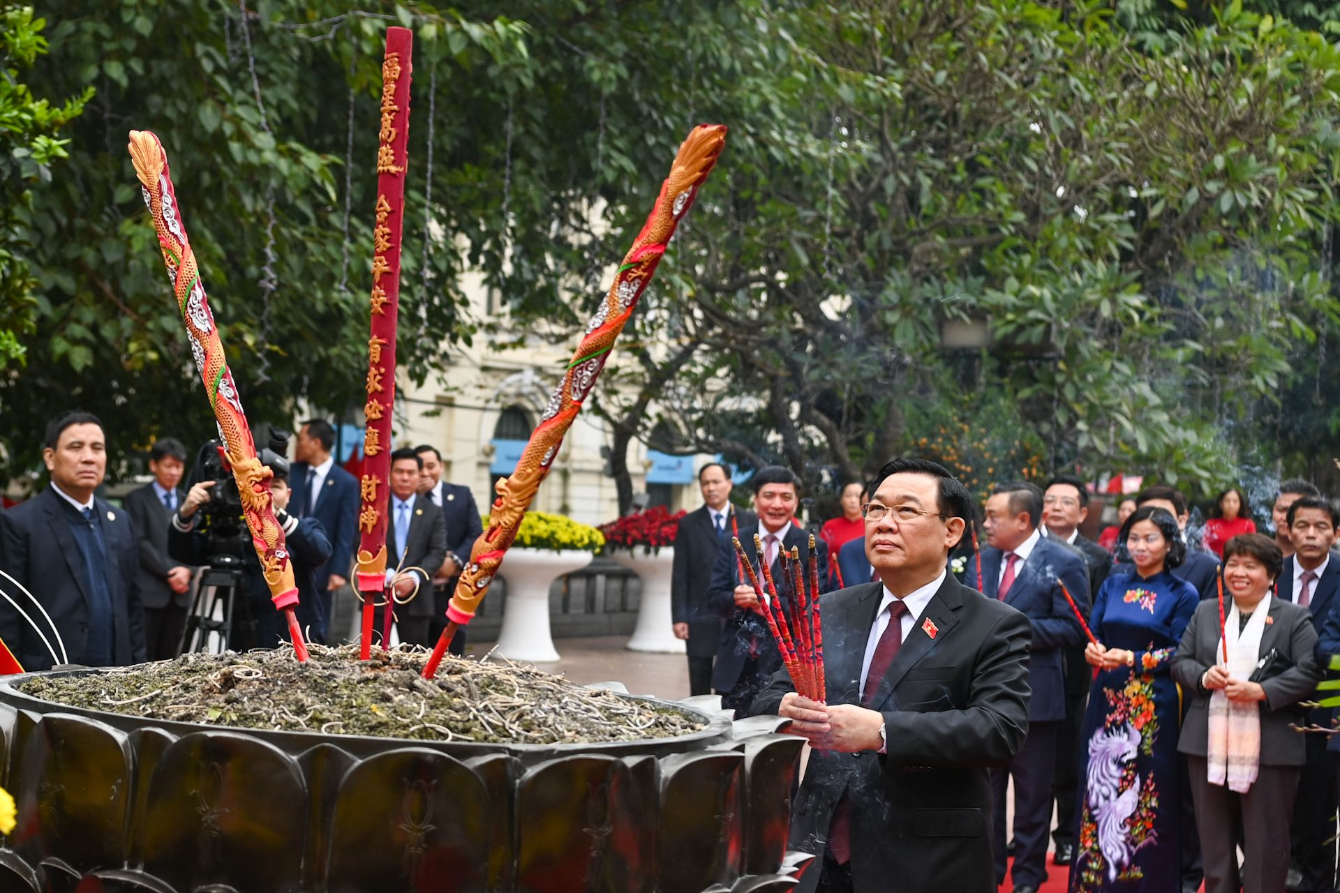 Chủ tịch Quốc hội Vương Đình Huệ dâng hương tưởng nhớ Vua Lý Thái Tổ.