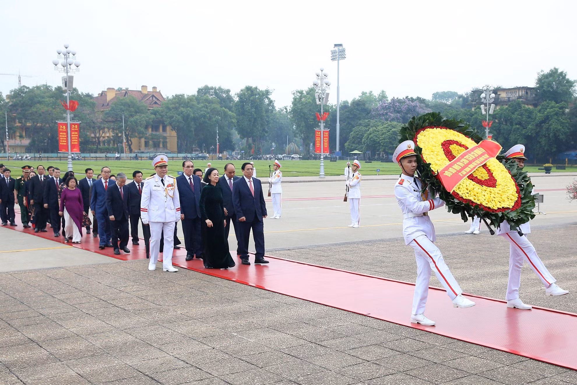 Các đồng chí lãnh đạo, nguyên lãnh đạo Đảng, Nhà nước vào Lăng viếng Chủ tịch Hồ Chí Minh.