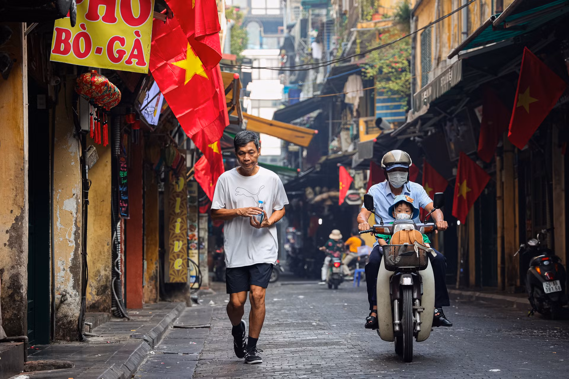 Góc phố Tạ Hiện không còn náo nhiệt như ngày thường, người dân tranh thủ chạy bộ, tận hưởng không khí mùa thu dễ chịu.