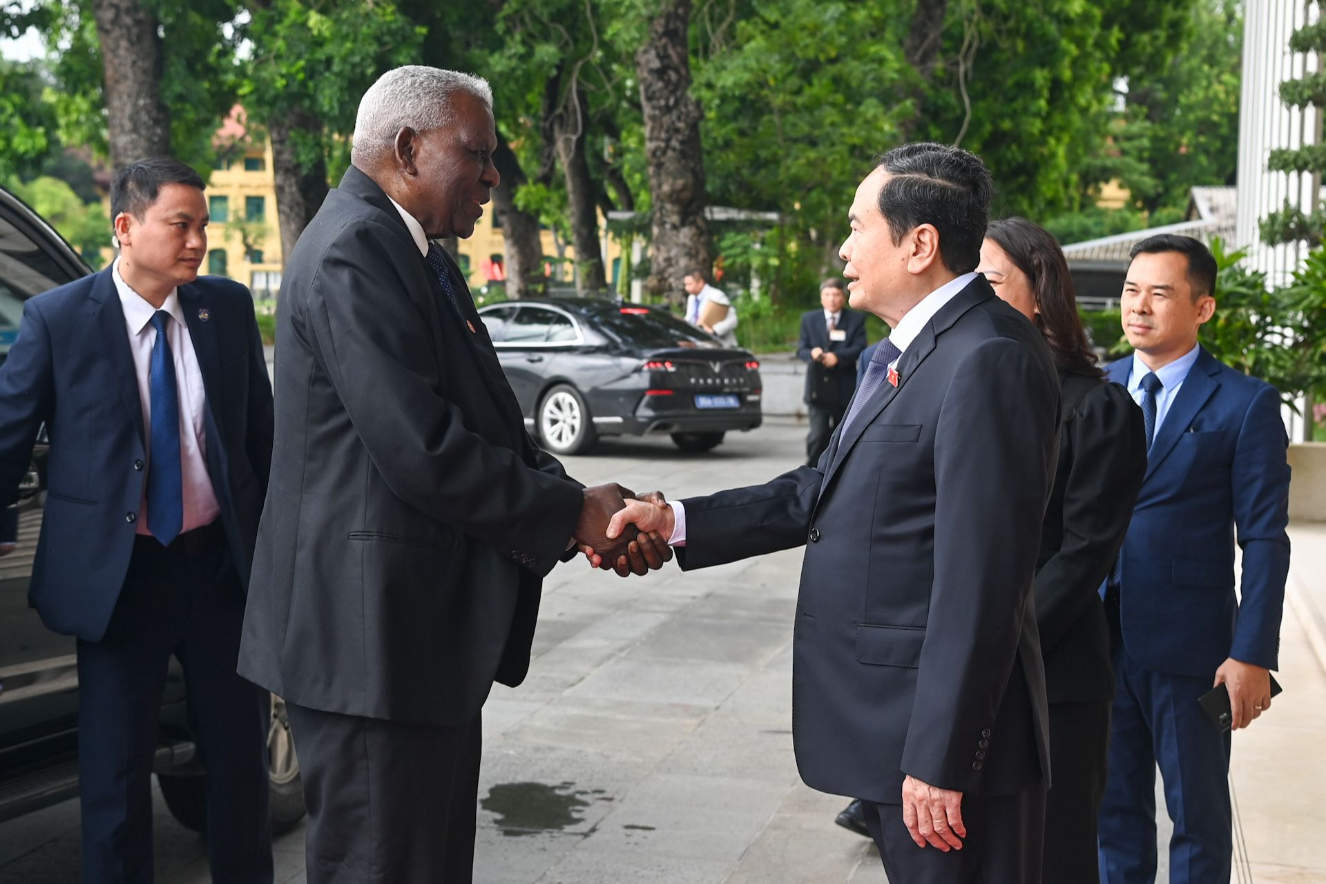 Chủ tịch Quốc hội Trần Thanh Mẫn đón Chủ tịch Quốc hội Cuba Esteban Lazo Hernández.