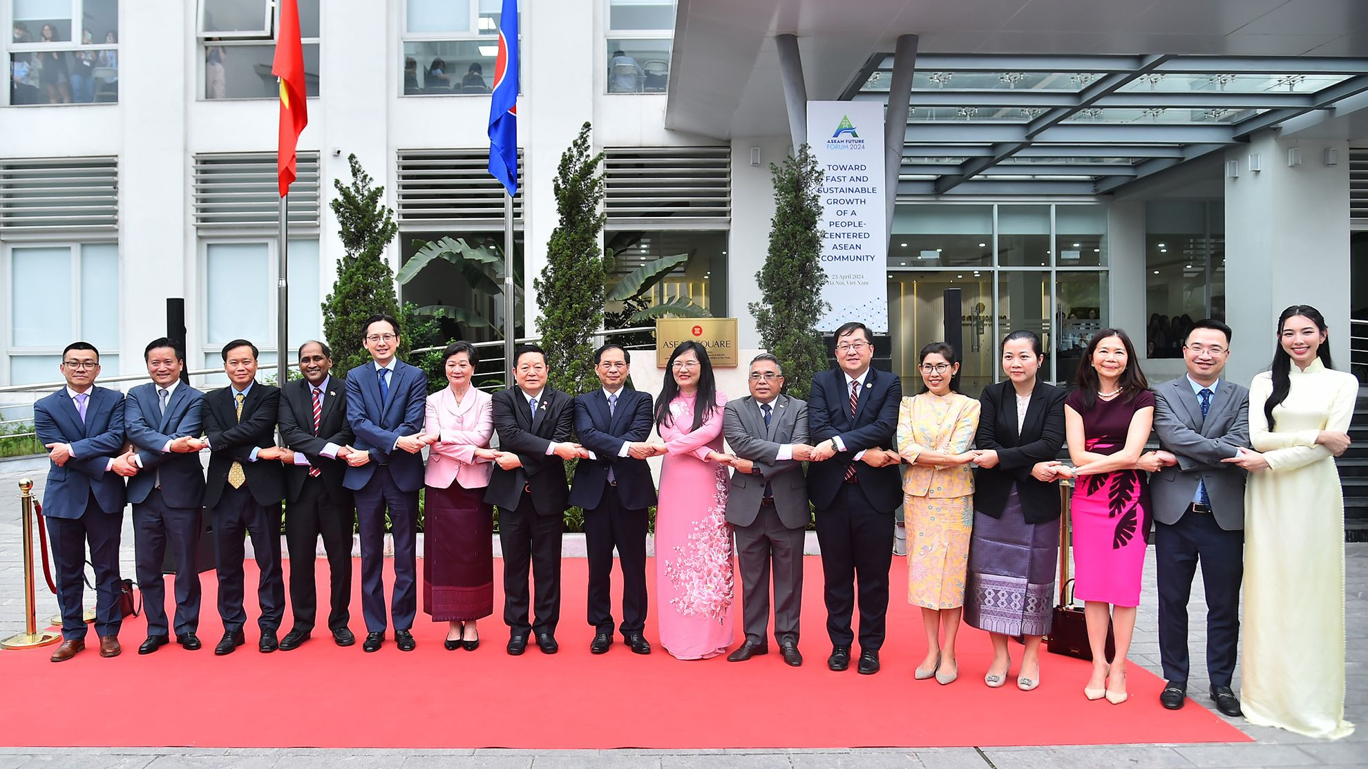 Bộ trưởng Ngoại giao Bùi Thanh Sơn và Tổng Thư ký ASEAN Kao Kim Hourn cùng các đại biểu tại Lễ cắt băng khánh thành Quảng trường ASEAN trong khuôn viên Học viện Ngoại giao.