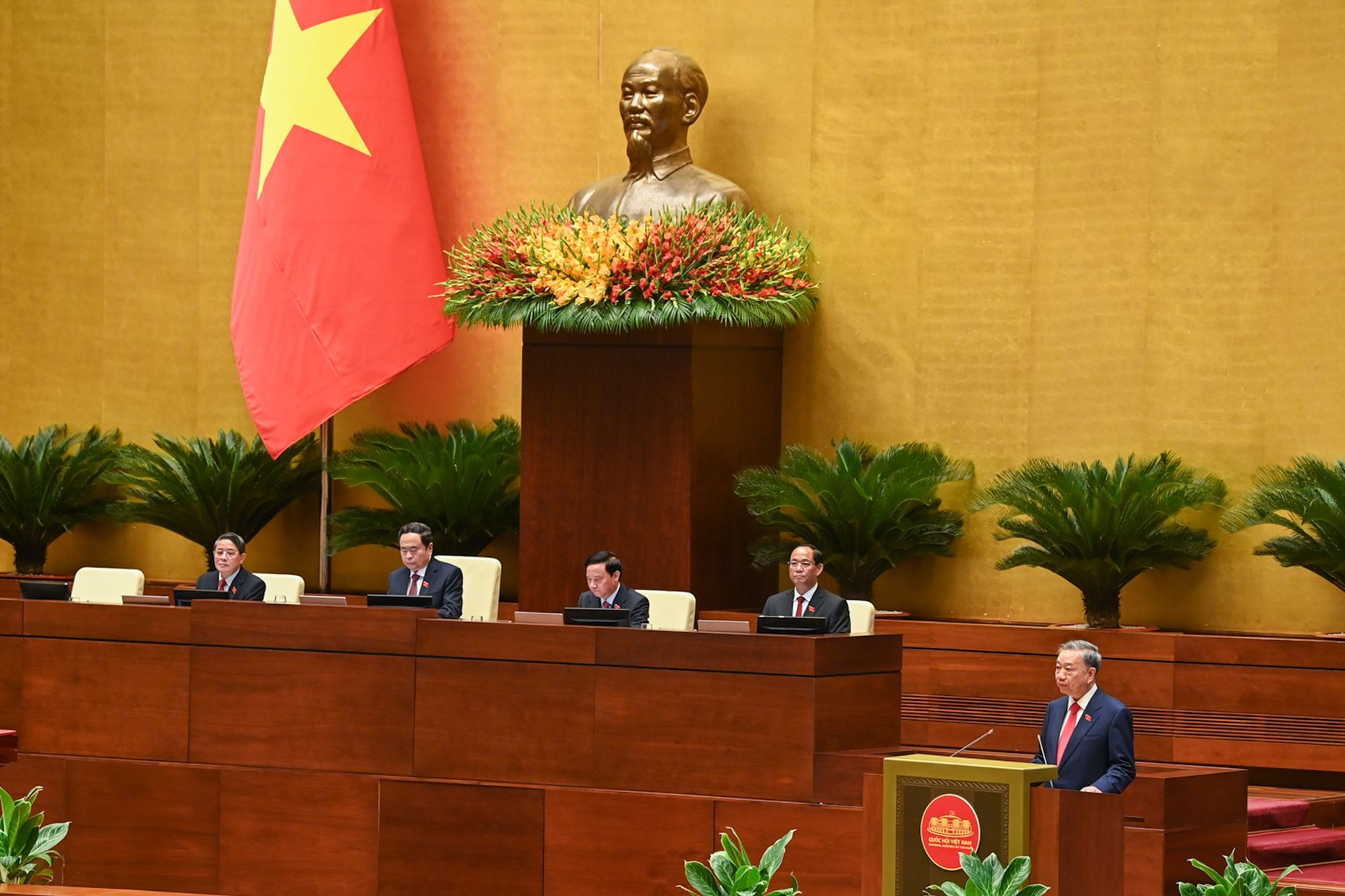 Trong bài phát biểu nhậm chức, Chủ tịch nước Tô Lâm bày tỏ ý thức sâu sắc rằng đây là vinh dự, trách nhiệm to lớn, đồng thời là cơ hội để cùng với Ban Chấp hành Trung ương, Bộ Chính trị, Ban Bí thư dốc toàn bộ tâm sức, trí lực, phụng sự đất nước, phục vụ nhân dân theo con đường mà Đảng ta và Bác Hồ đã lựa chọn.