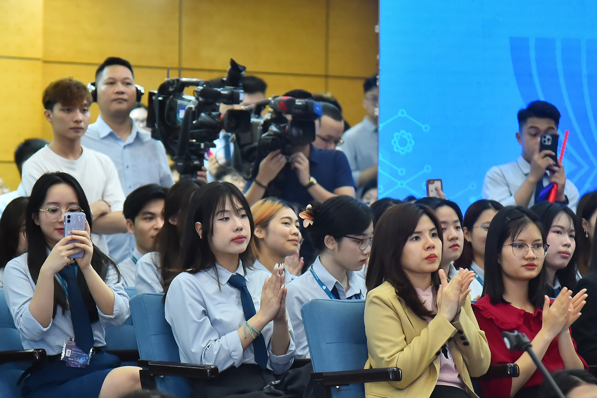 Đông đảo các bạn sinh viên Học viện Ngoại giao tham dự buổi “Đối thoại giữa Tổng Thư ký ASEAN Kao Kim Hourn với thanh niên các nước ASEAN”.