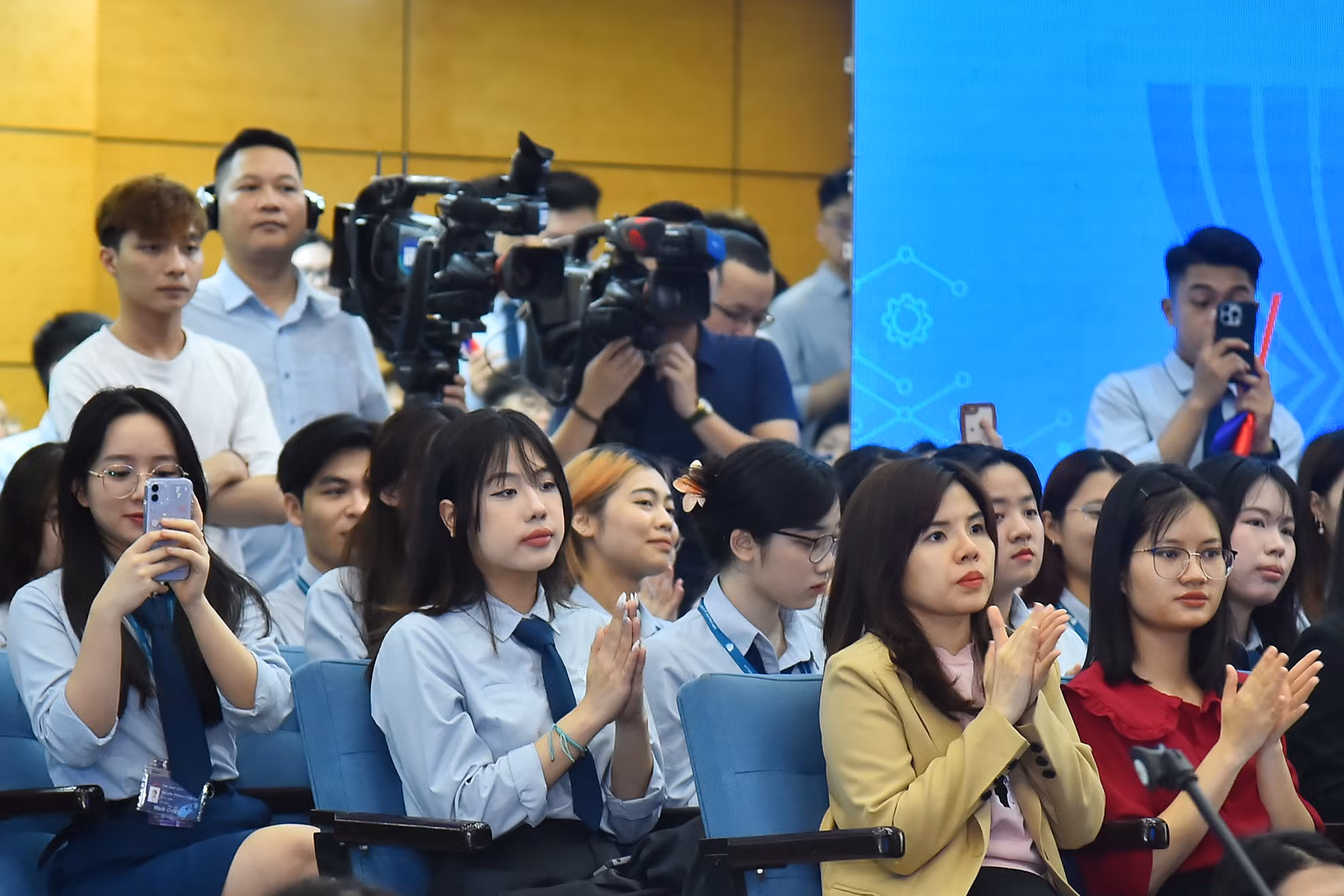 Đông đảo các bạn sinh viên Học viện Ngoại giao tham dự buổi “Đối thoại giữa Tổng Thư ký ASEAN Kao Kim Hourn với thanh niên các nước ASEAN”.