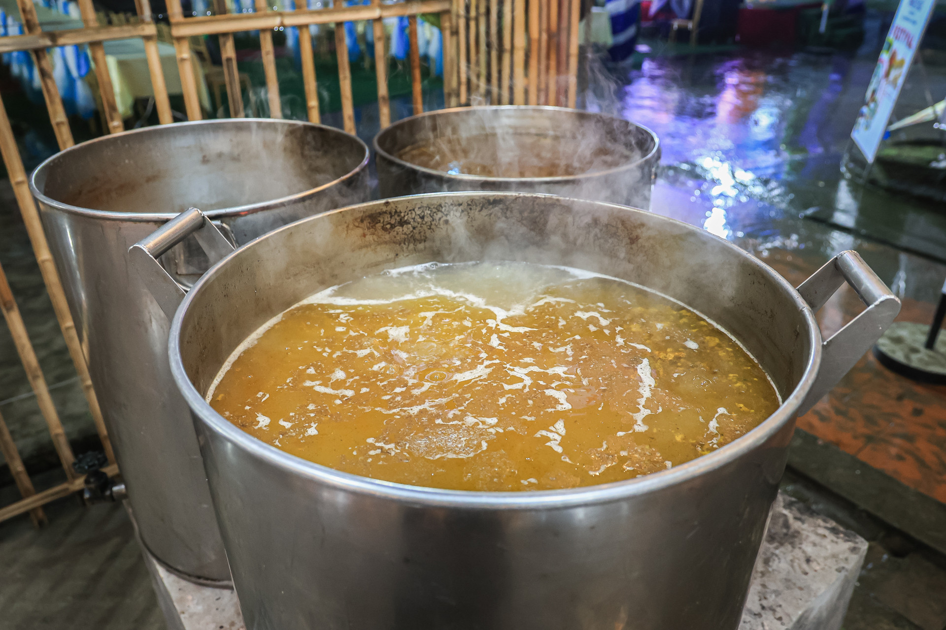 Để chuẩn bị khoảng hơn 2.000 bát phở cho khách tham quan, các đầu bếp trong làng đã chế biến các nguyên liệu và nồi nước dùng từ sáng sớm.