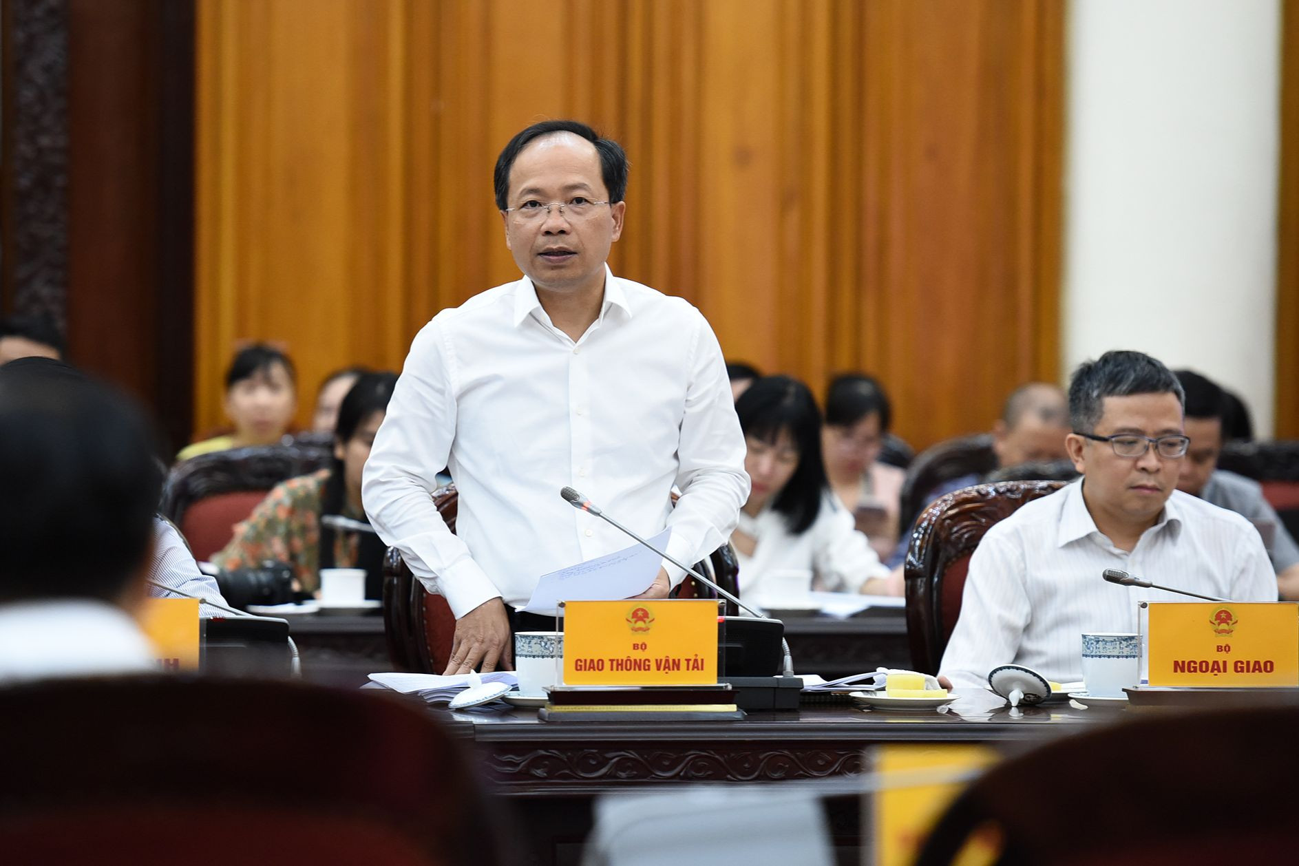 Thứ trưởng Giao thông vận tải Nguyễn Duy Lâm phát biểu tại phiên họp.