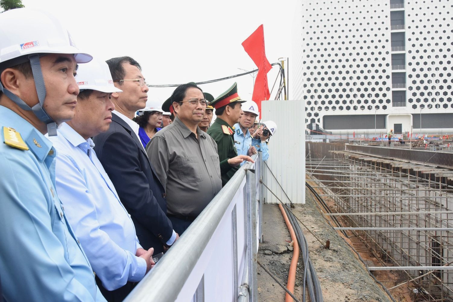 Thủ tướng Phạm Minh Chính tham quan công trình xây dựng cơ sở hạ tầng của Tập đoàn Viettel. Thủ tướng Phạm Minh Chính tham quan công trình xây dựng cơ sở hạ tầng của Tập đoàn Viettel.