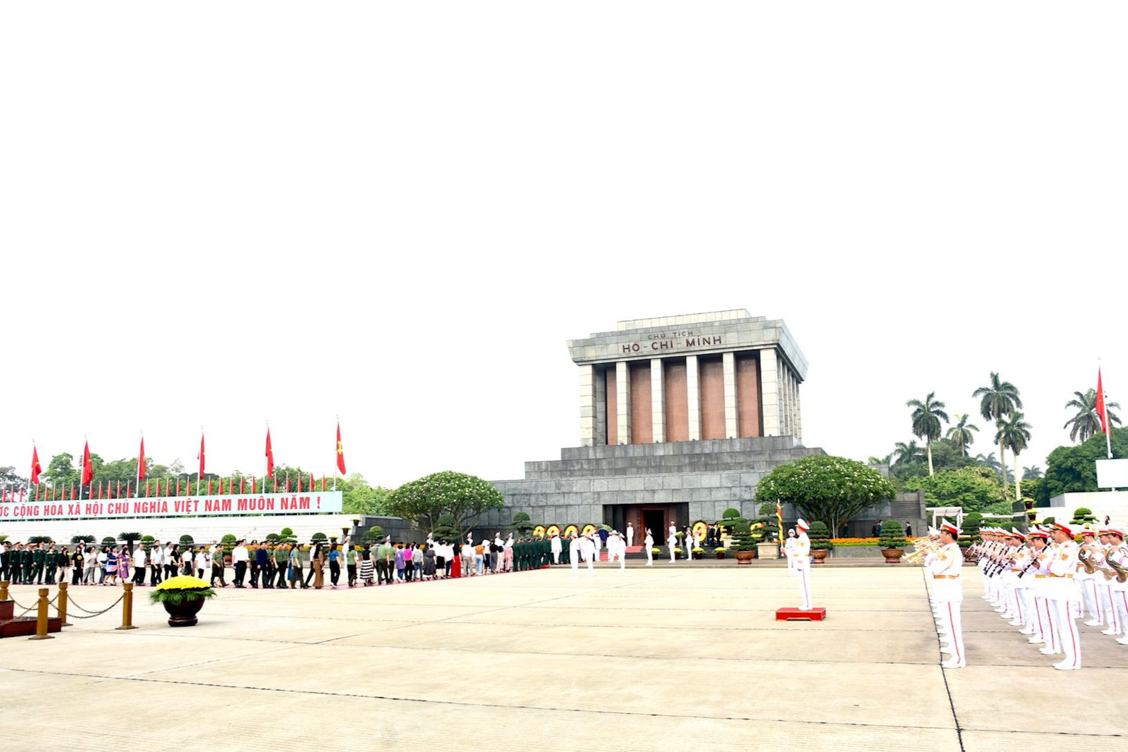 Các tầng lớp nhân dân và lực lượng vũ trang vào Lăng viếng Chủ tịch Hồ Chí Minh.