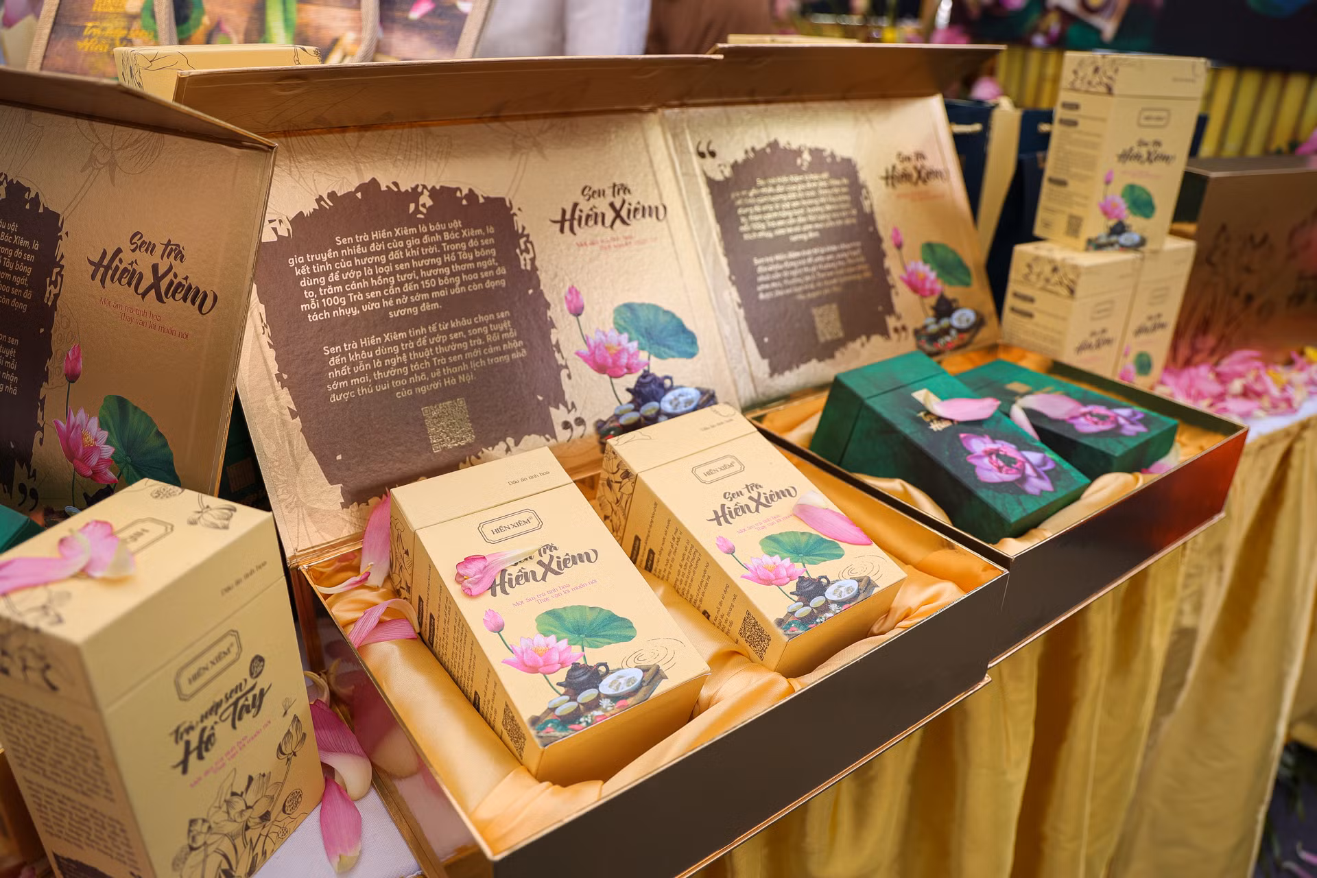 Những sản phẩm trà sen được thiết kế mẫu mã đa dạng, sang trọng, thích hợp để làm quà tặng.
