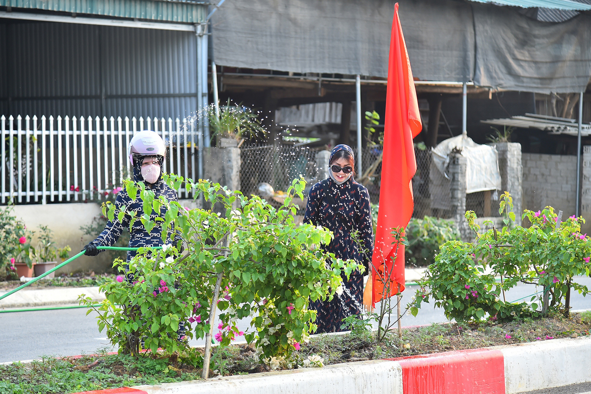 Xây dựng nông thôn mới, xã Mường Phăng được quy hoạch vừa mang yếu tố hiện đại, văn minh nhưng vẫn gìn giữ và phát huy tốt giá trị truyền thống các dân tộc. Hạ tầng giao thông được đầu tư đồng bộ. Các trục đường liên xã được mở rộng, trải nhựa; 100% tuyến đường nội bản, liên bản được bê tông hóa kiên cố. Xây dựng nông thôn mới, xã Mường Phăng được quy hoạch vừa mang yếu tố hiện đại, văn minh nhưng vẫn gìn giữ và phát huy tốt giá trị truyền thống các dân tộc. Hạ tầng giao thông được đầu tư đồng bộ. Các trục đường liên xã được mở rộng, trải nhựa; 100% tuyến đường nội bản, liên bản được bê tông hóa kiên cố.