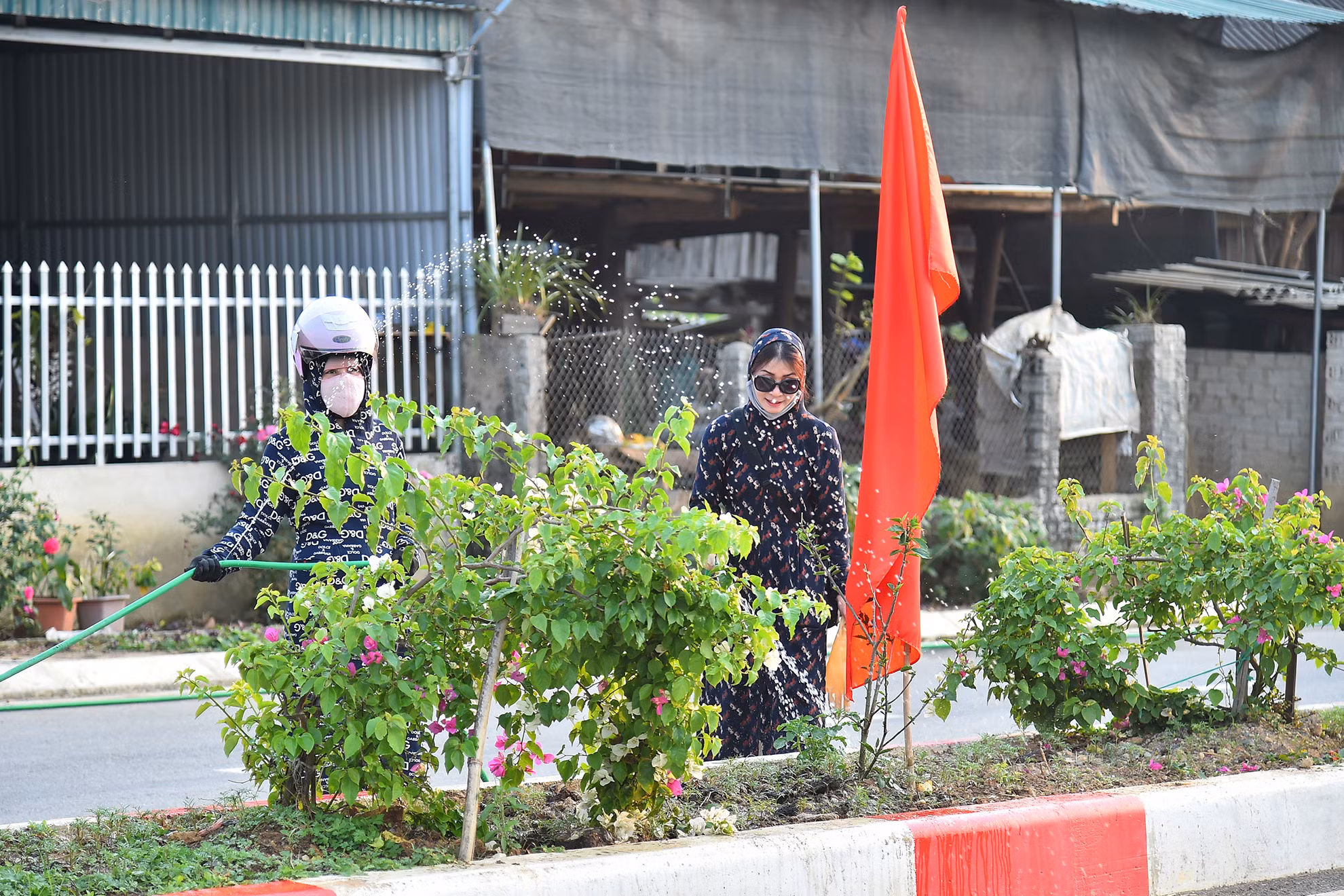 Xây dựng nông thôn mới, xã Mường Phăng được quy hoạch vừa mang yếu tố hiện đại, văn minh nhưng vẫn gìn giữ và phát huy tốt giá trị truyền thống các dân tộc. Hạ tầng giao thông được đầu tư đồng bộ. Các trục đường liên xã được mở rộng, trải nhựa; 100% tuyến đường nội bản, liên bản được bê tông hóa kiên cố.