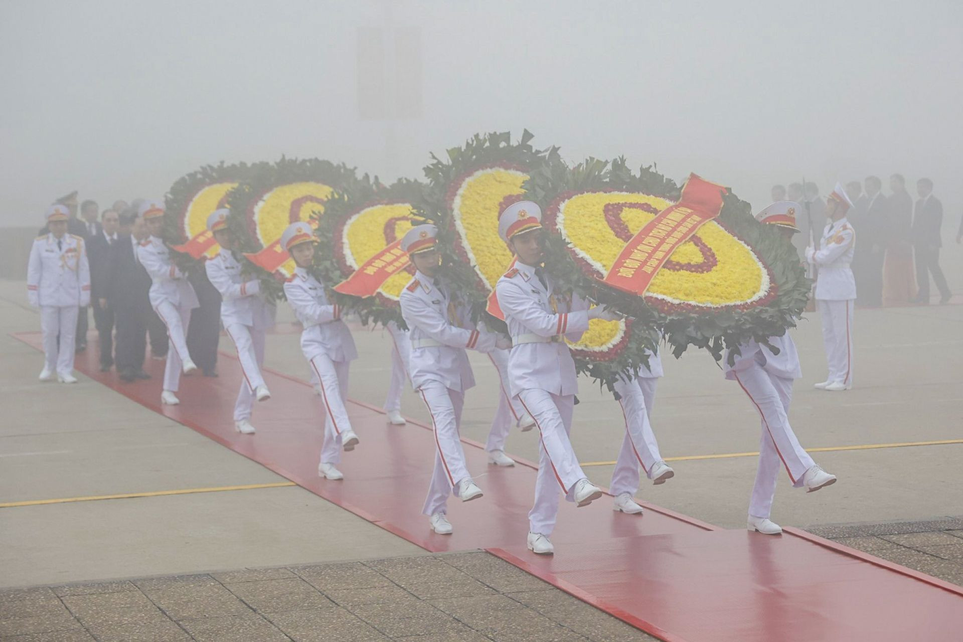 Các đồng chí lãnh đạo, nguyên lãnh đạo Đảng, Nhà nước vào Lăng viếng Chủ tịch Hồ Chí Minh.