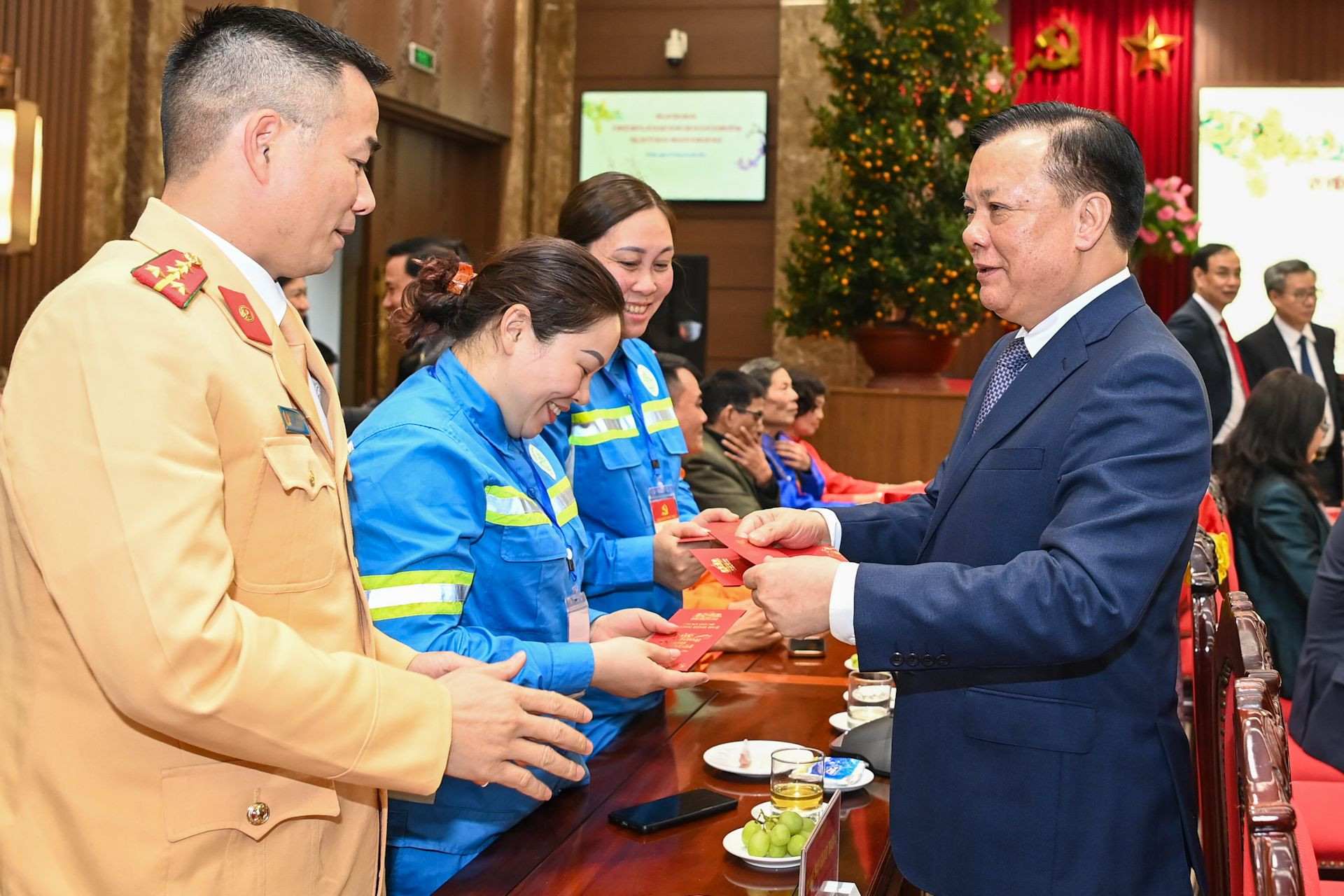 Bí thư Thành ủy Hà Nội Đinh Tiến Dũng mừng tuổi các công nhân, lực lượng vũ trang tại hội nghị. Bí thư Thành ủy Hà Nội Đinh Tiến Dũng mừng tuổi các công nhân, lực lượng vũ trang tại hội nghị.