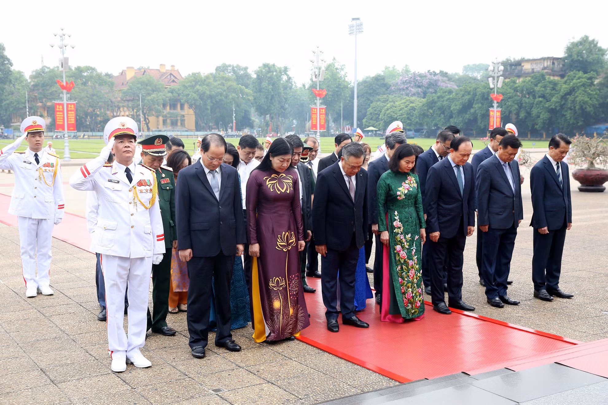 Đoàn đại biểu Thành ủy, Hội đồng nhân dân, Ủy ban nhân dân, Ủy ban Mặt trận Tổ quốc thành phố Hà Nội vào Lăng viếng Chủ tịch Hồ Chí Minh.