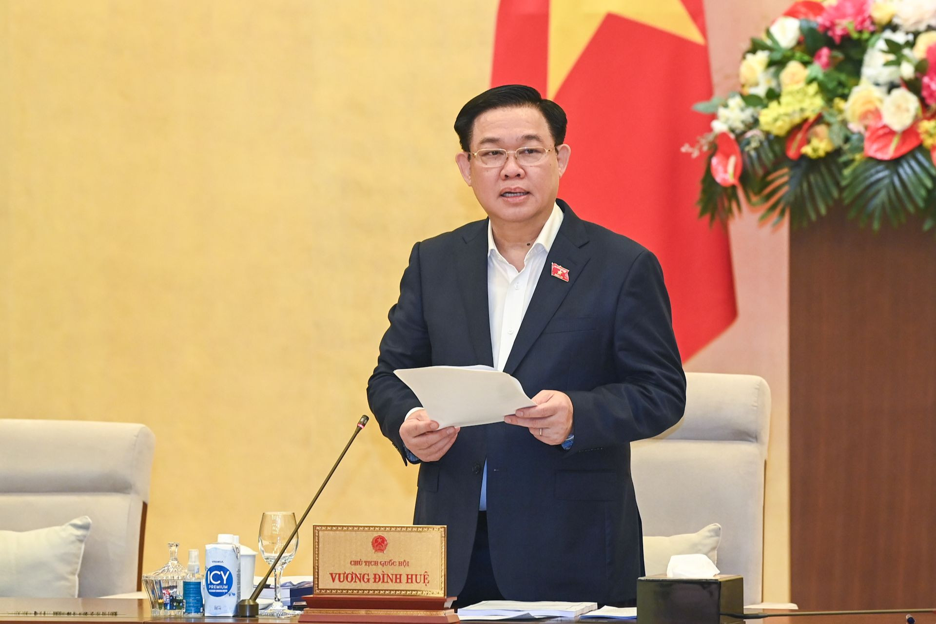 Chủ tịch Quốc hội Vương Đình Huệ phát biểu khai mạc, gợi mở các nội dung thảo luận tại phiên họp. Chủ tịch Quốc hội Vương Đình Huệ phát biểu khai mạc, gợi mở các nội dung thảo luận tại phiên họp.