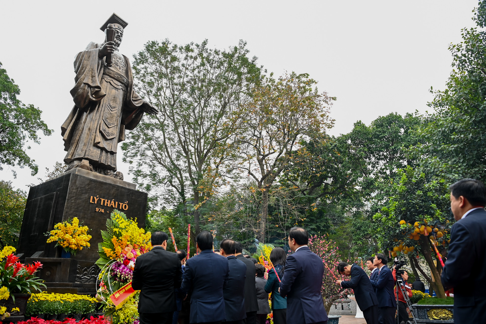 Các đại biểu dâng hương tưởng nhớ Vua Lý Thái Tổ.
