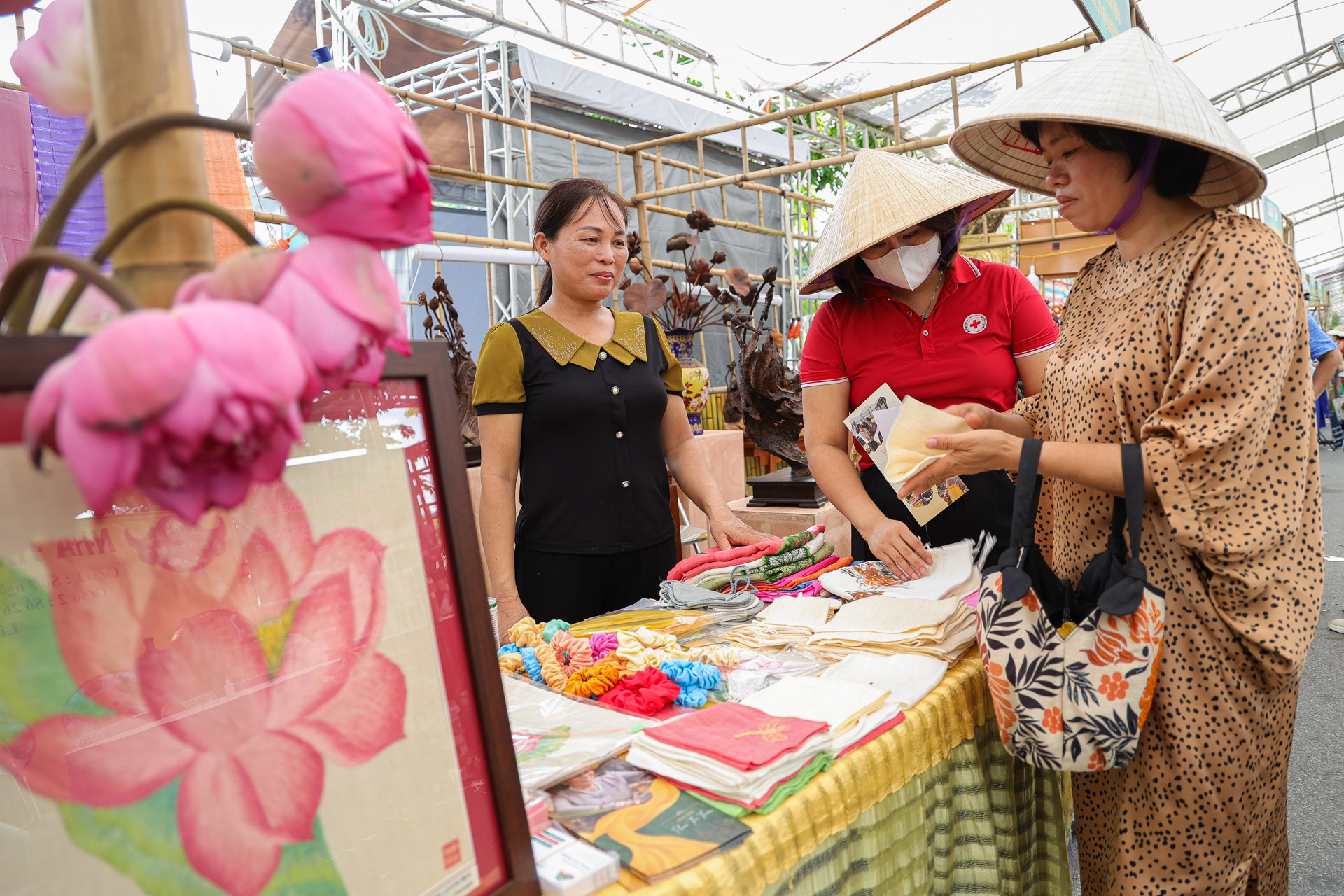 Gian hàng khăn lụa từ tơ sen có tiềm năng đạt 5 sao OCOP của nghệ nhân Phan Thị Thuận thu hút đông đảo người dân.