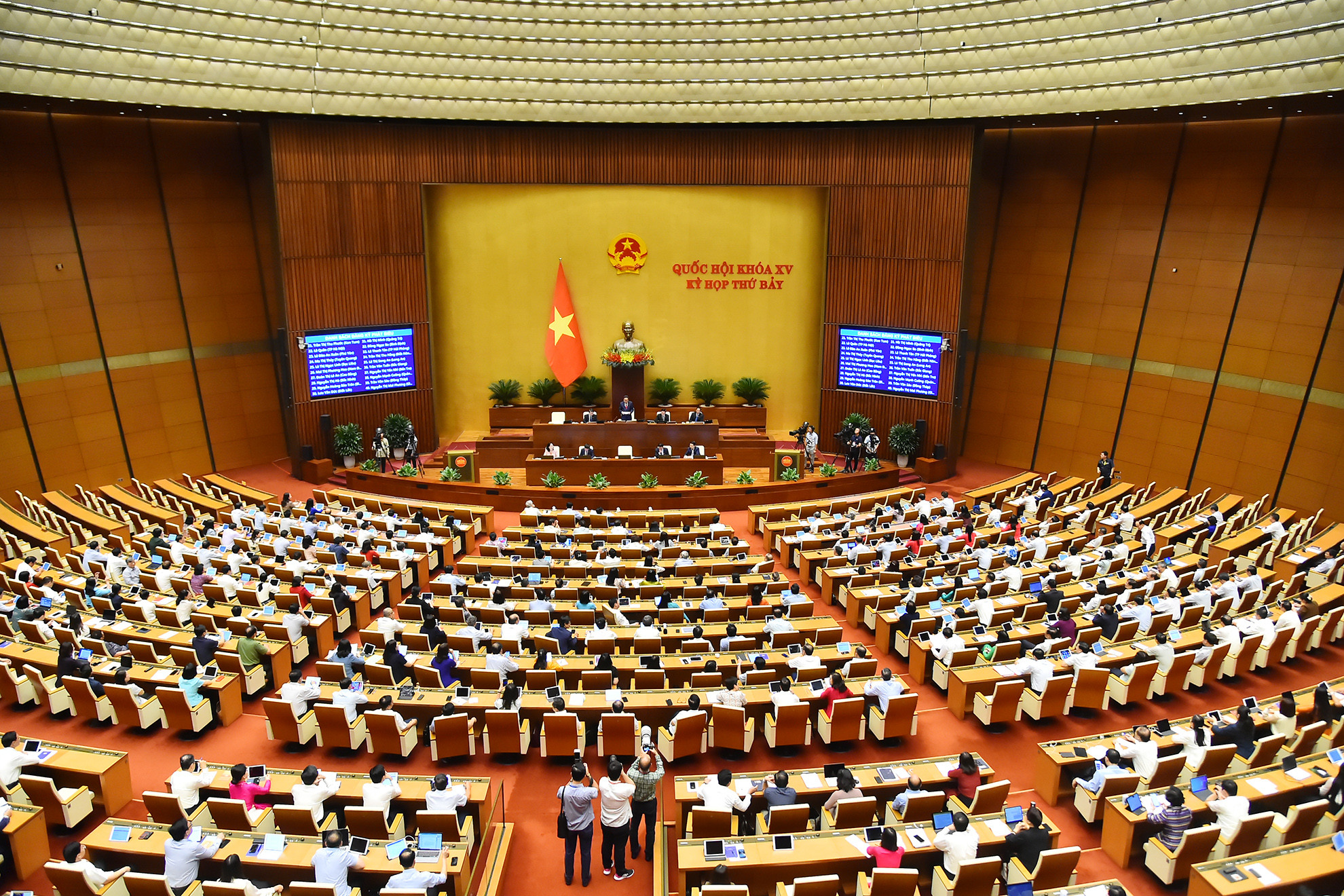 Quang cảnh phiên chất vấn và trả lời chất vấn của Quốc hội tại Hội trường Diên Hồng.