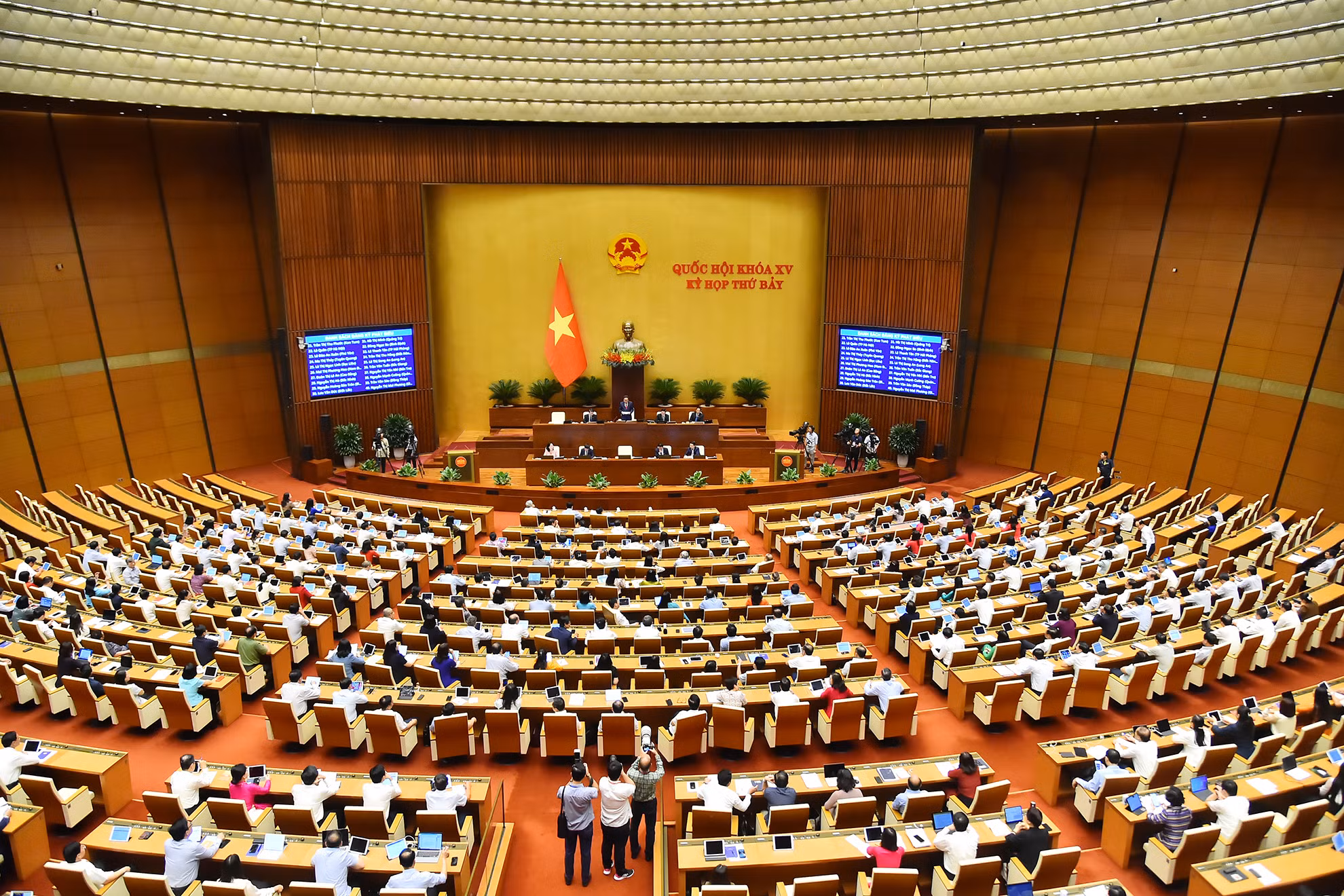 Quang cảnh phiên chất vấn và trả lời chất vấn của Quốc hội tại Hội trường Diên Hồng.