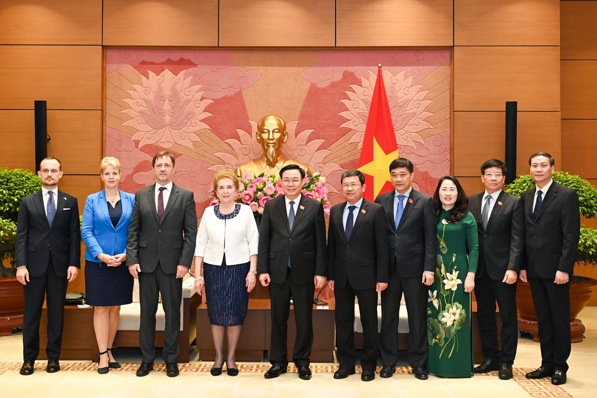 Chủ tịch Quốc hội Vương Đình Huệ và Phó Chủ tịch thứ nhất Quốc hội Hungary Márta Mátrai chụp ảnh lưu niệm với các đại biểu. Chủ tịch Quốc hội Vương Đình Huệ và Phó Chủ tịch thứ nhất Quốc hội Hungary Márta Mátrai chụp ảnh lưu niệm với các đại biểu.