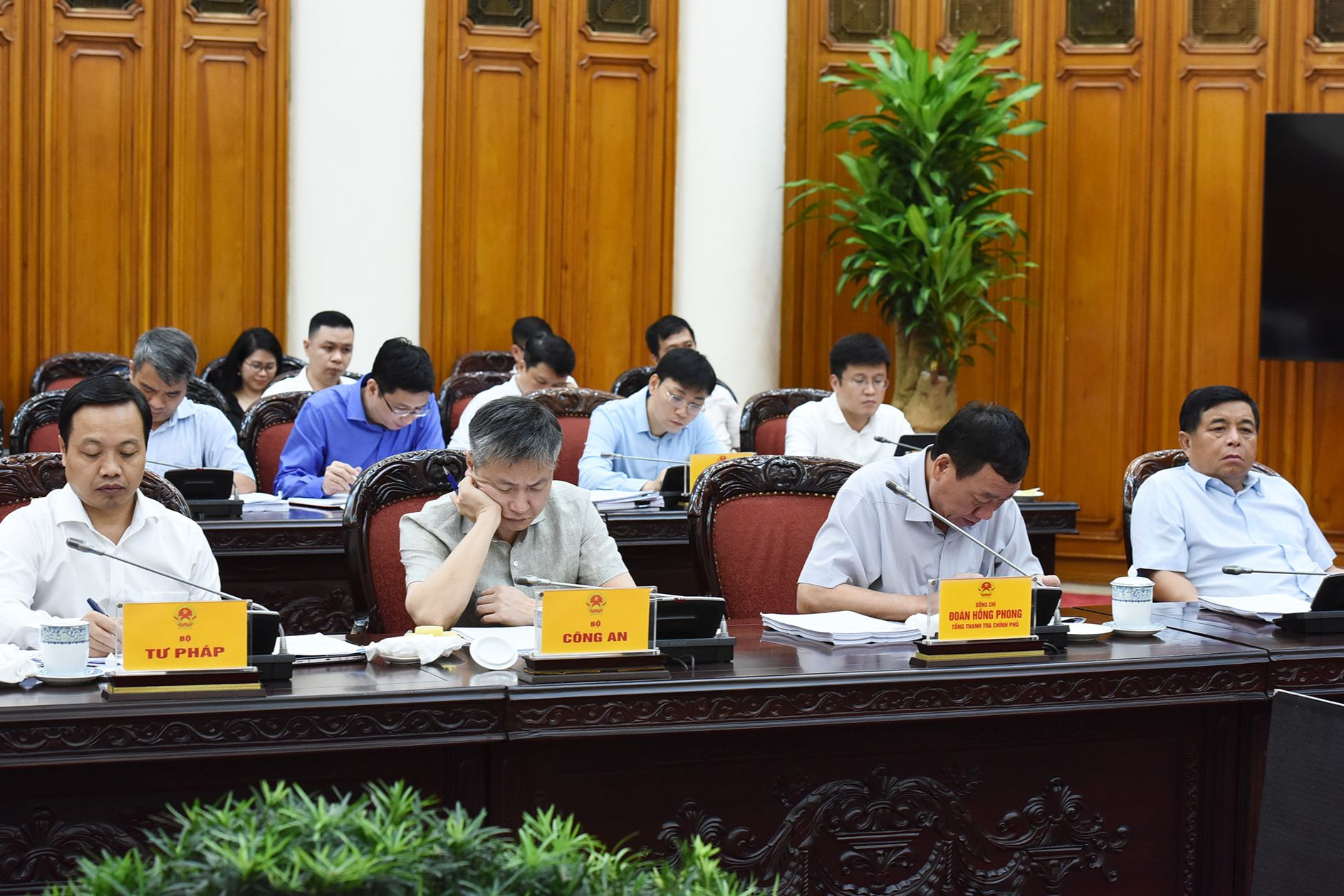 Đại diện lãnh đạo các bộ, ban, ngành tham dự phiên họp.