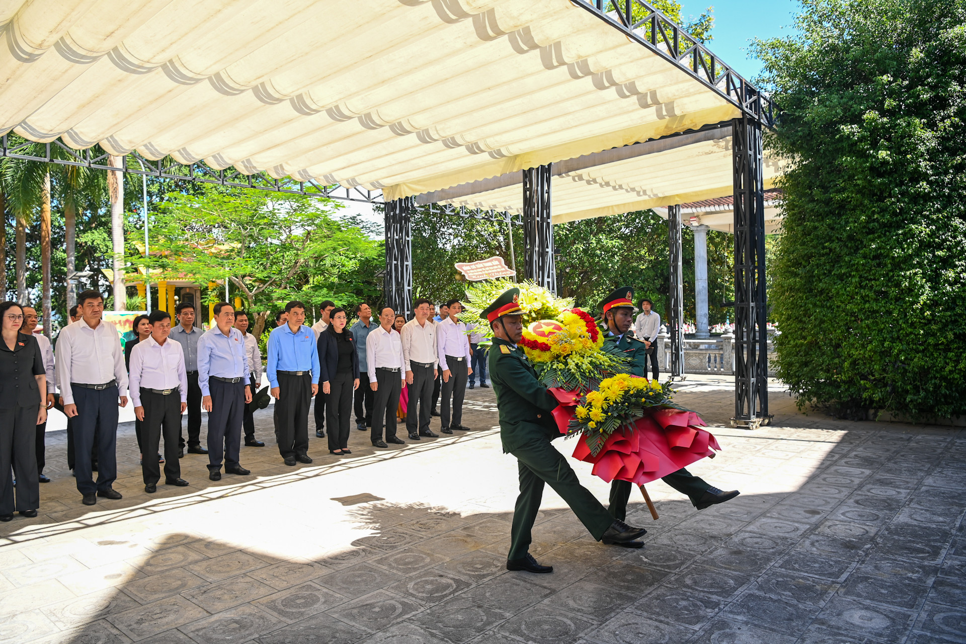 Chủ tịch Quốc hội Trần Thanh Mẫn và Đoàn công tác dâng hoa lên anh linh các anh hùng liệt sĩ an táng tại Nghĩa trang Liệt sĩ quốc tế Việt-Lào.