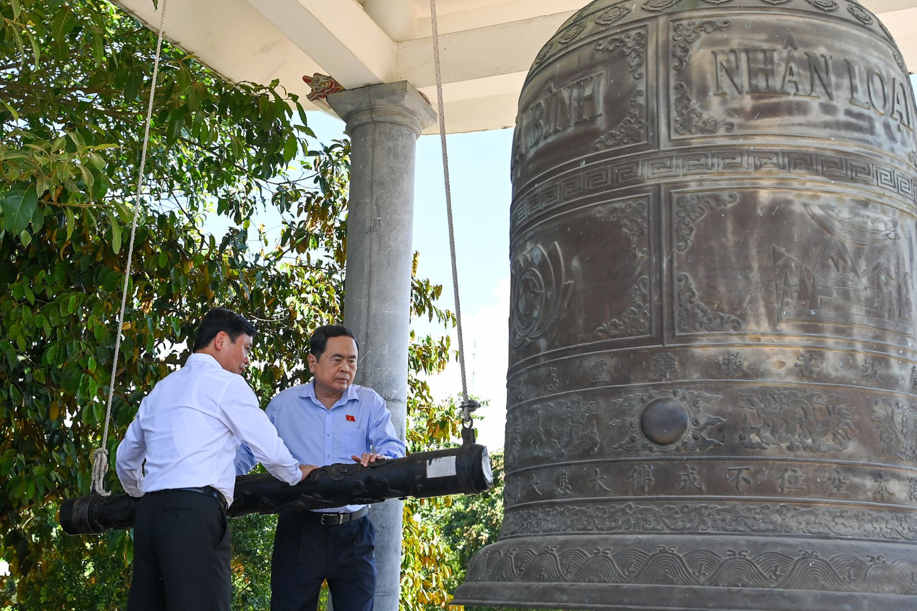 Chủ tịch Quốc hội Trần Thanh Mẫn và Bí thư Tỉnh ủy Nghệ An Thái Thanh Quý thỉnh chuông tại Nghĩa trang Liệt sĩ quốc tế Việt-Lào.