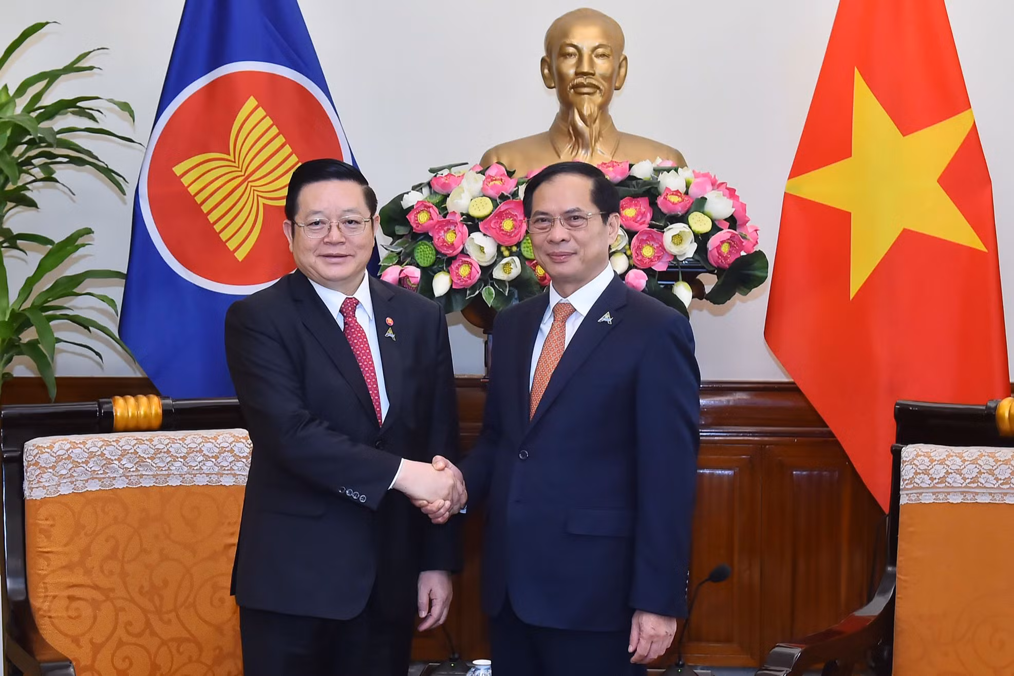 Bộ trưởng Ngoại giao Bùi Thanh Sơn và Tổng Thư ký ASEAN Kao Kim Hourn tại buổi tiếp.