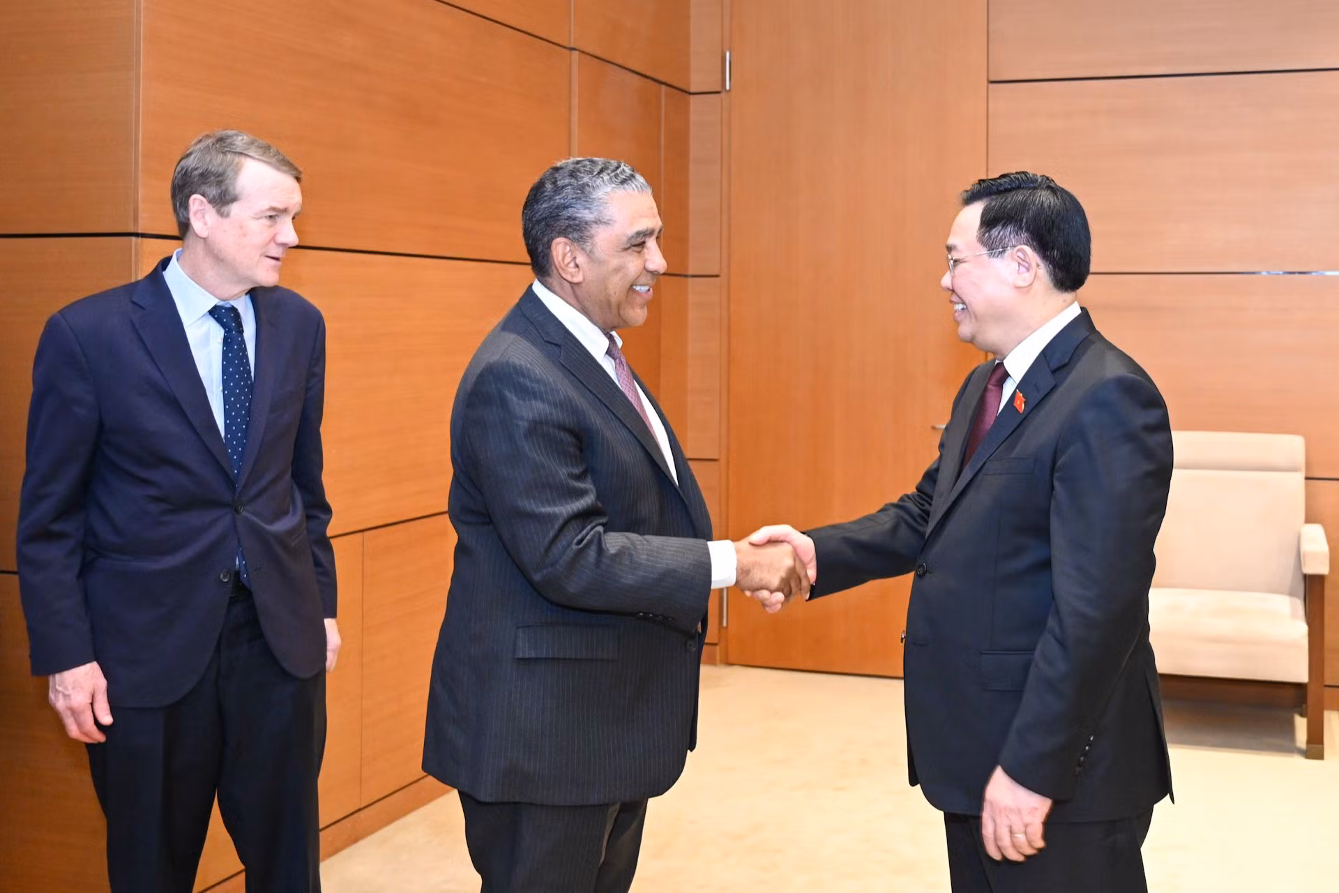 Chủ tịch Quốc hội Vương Đình Huệ với các Nghị sĩ Hoa Kỳ tại buổi tiếp.