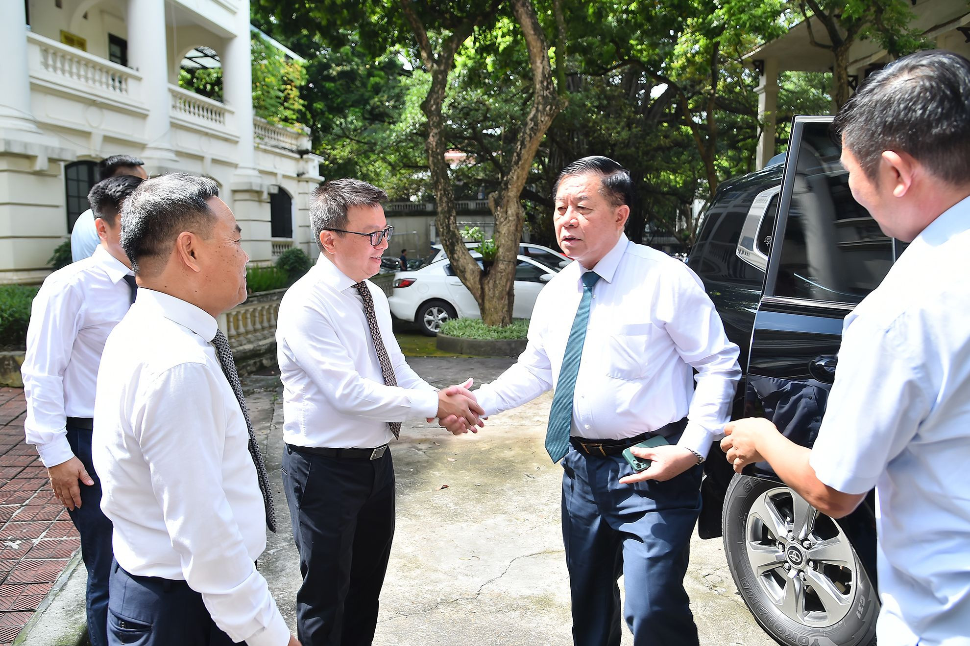 Tổng Biên tập Báo Nhân Dân Lê Quốc Minh cùng các đồng chí Phó Tổng Biên tập đón Trưởng Ban Tuyên giáo Trung ương Nguyễn Trọng Nghĩa tới thăm và làm việc với Báo Nhân Dân.