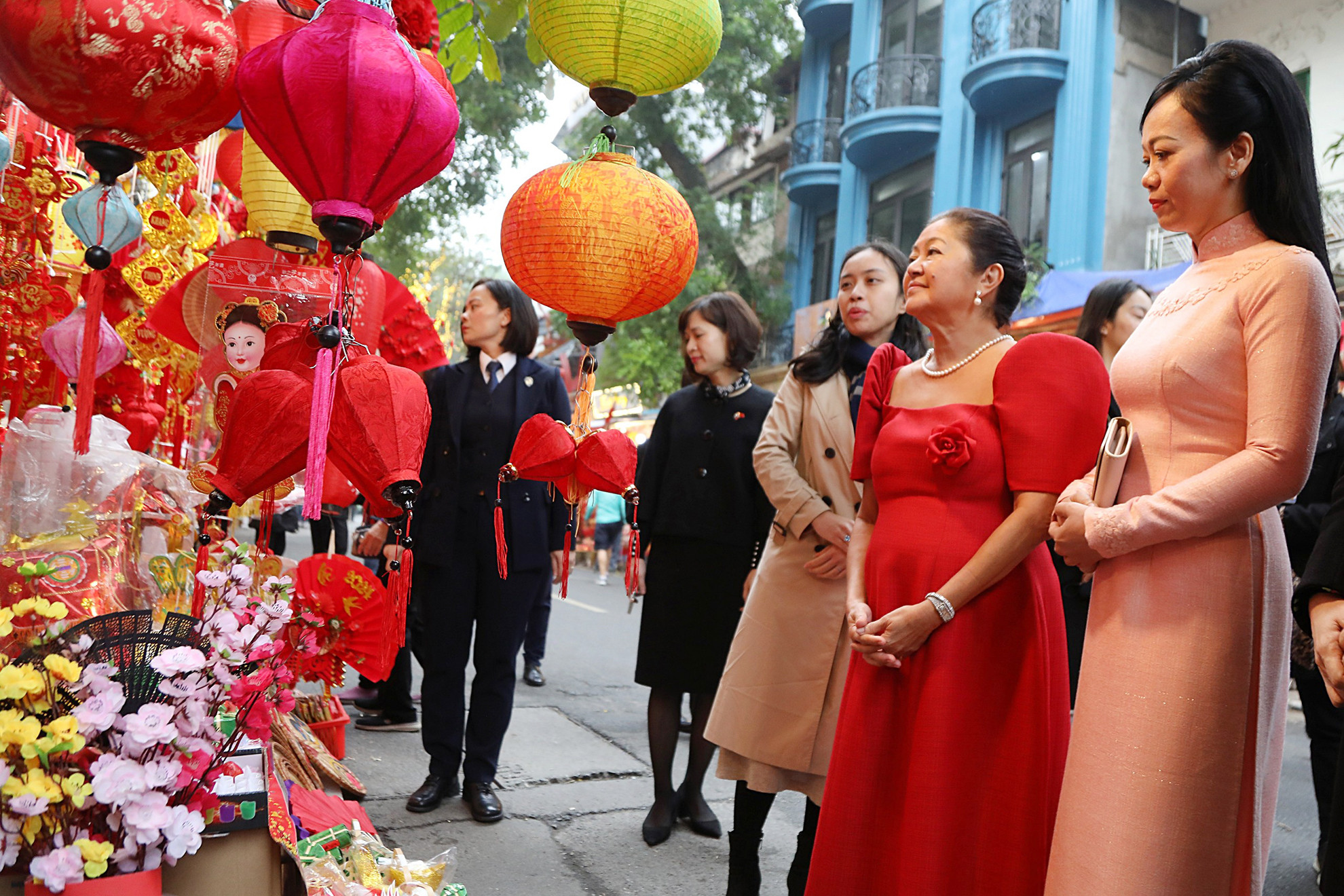 Phu nhân Chủ tịch nước và Phu nhân Tổng thống Philippines chiêm ngưỡng những vật phẩm trang trí ngày Tết được bày bán tại phố Hàng Mã.