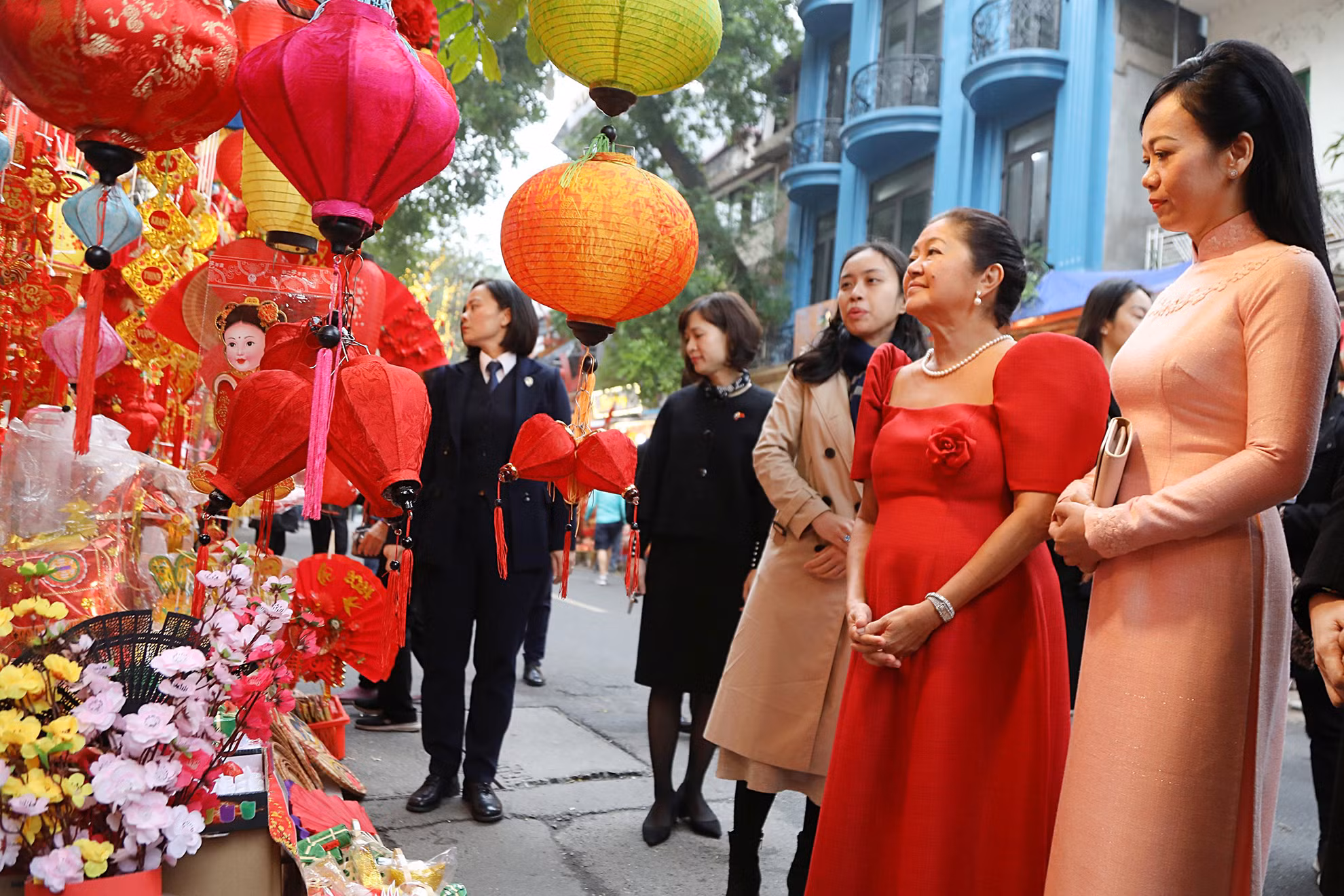 Phu nhân Chủ tịch nước và Phu nhân Tổng thống Philippines chiêm ngưỡng những vật phẩm trang trí ngày Tết được bày bán tại phố Hàng Mã.
