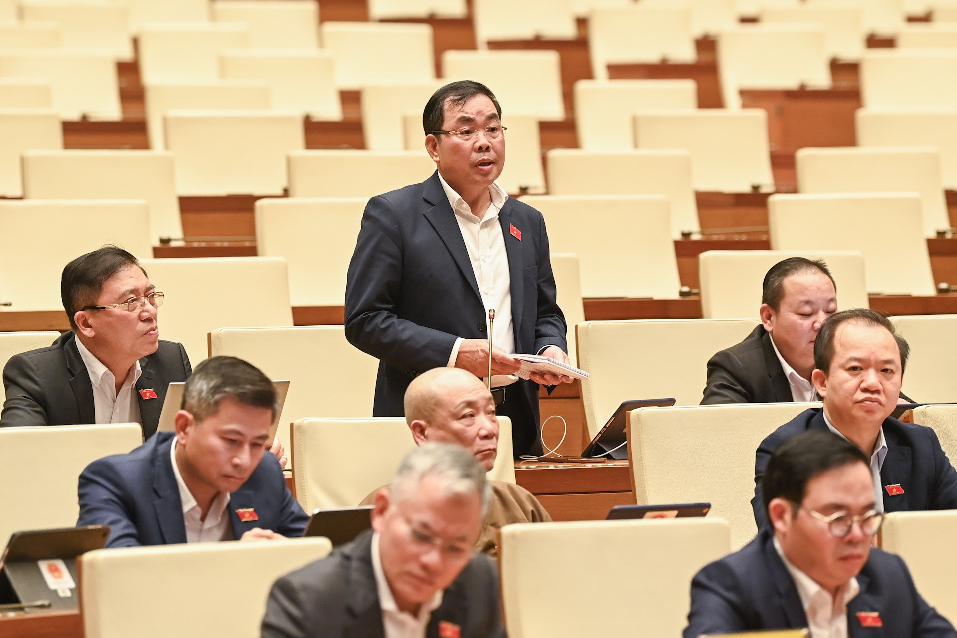 Đại biểu Quốc hội tỉnh Bình Dương Nguyễn Quang Huân phát biểu chất vấn.