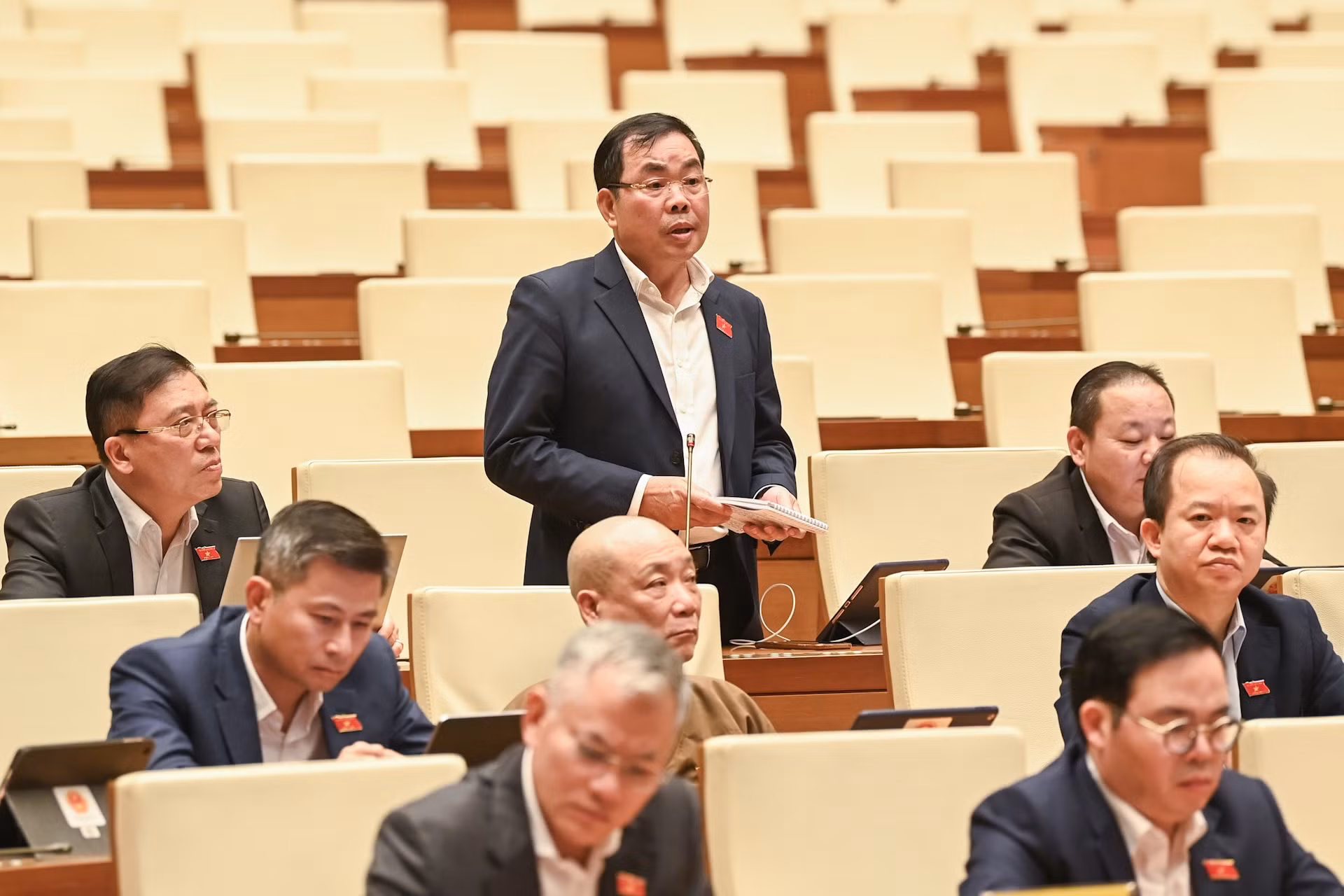 Đại biểu Quốc hội tỉnh Bình Dương Nguyễn Quang Huân phát biểu chất vấn.