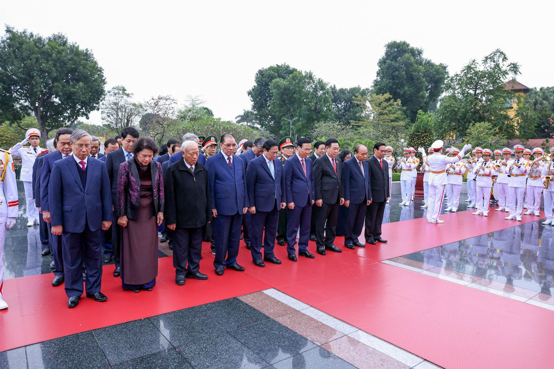 Các đồng chí lãnh đạo, nguyên lãnh đạo Đảng, Nhà nước tưởng niệm các Anh hùng Liệt sĩ.
