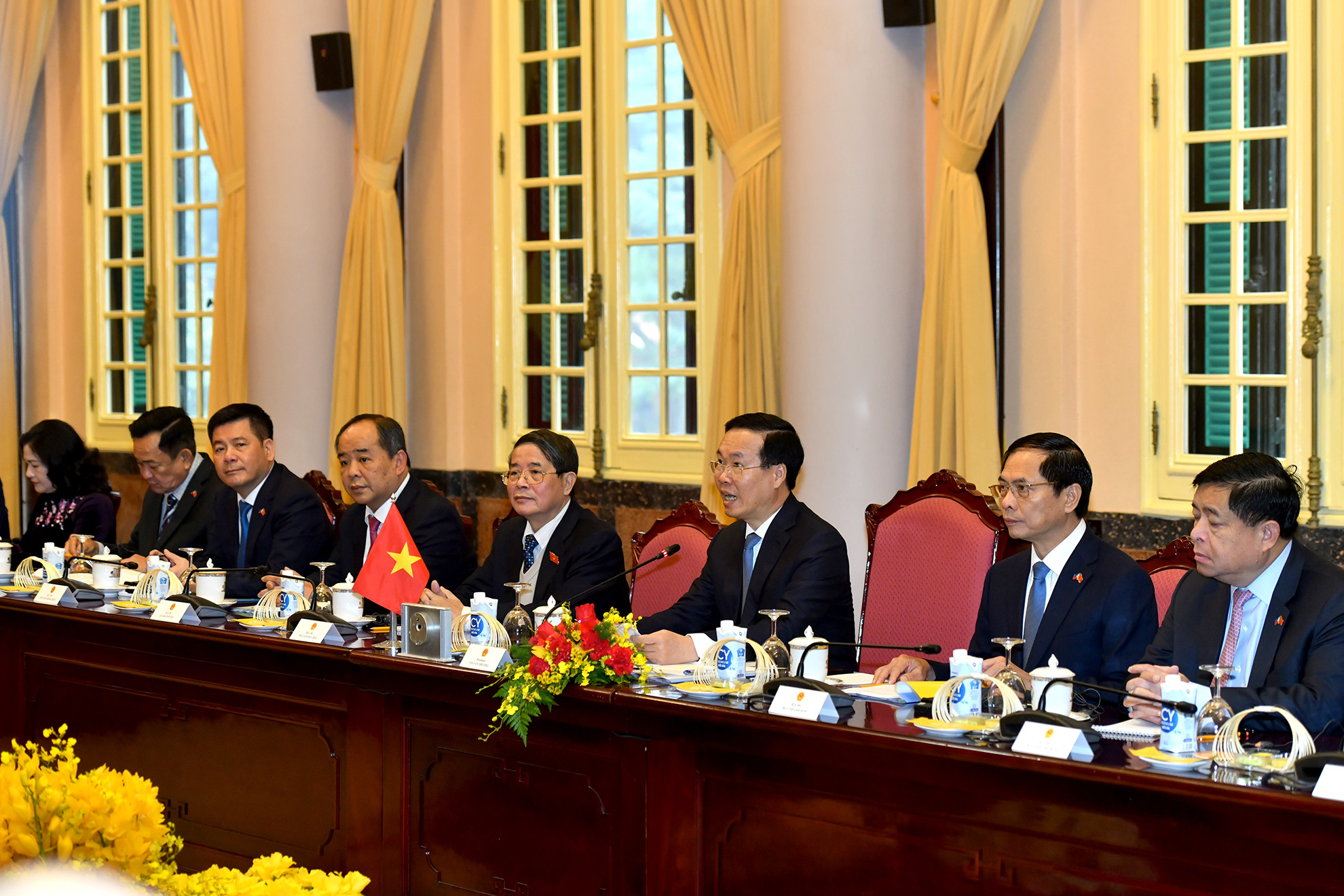 Đoàn đại biểu cấp cao Việt Nam tại buổi hội đàm.