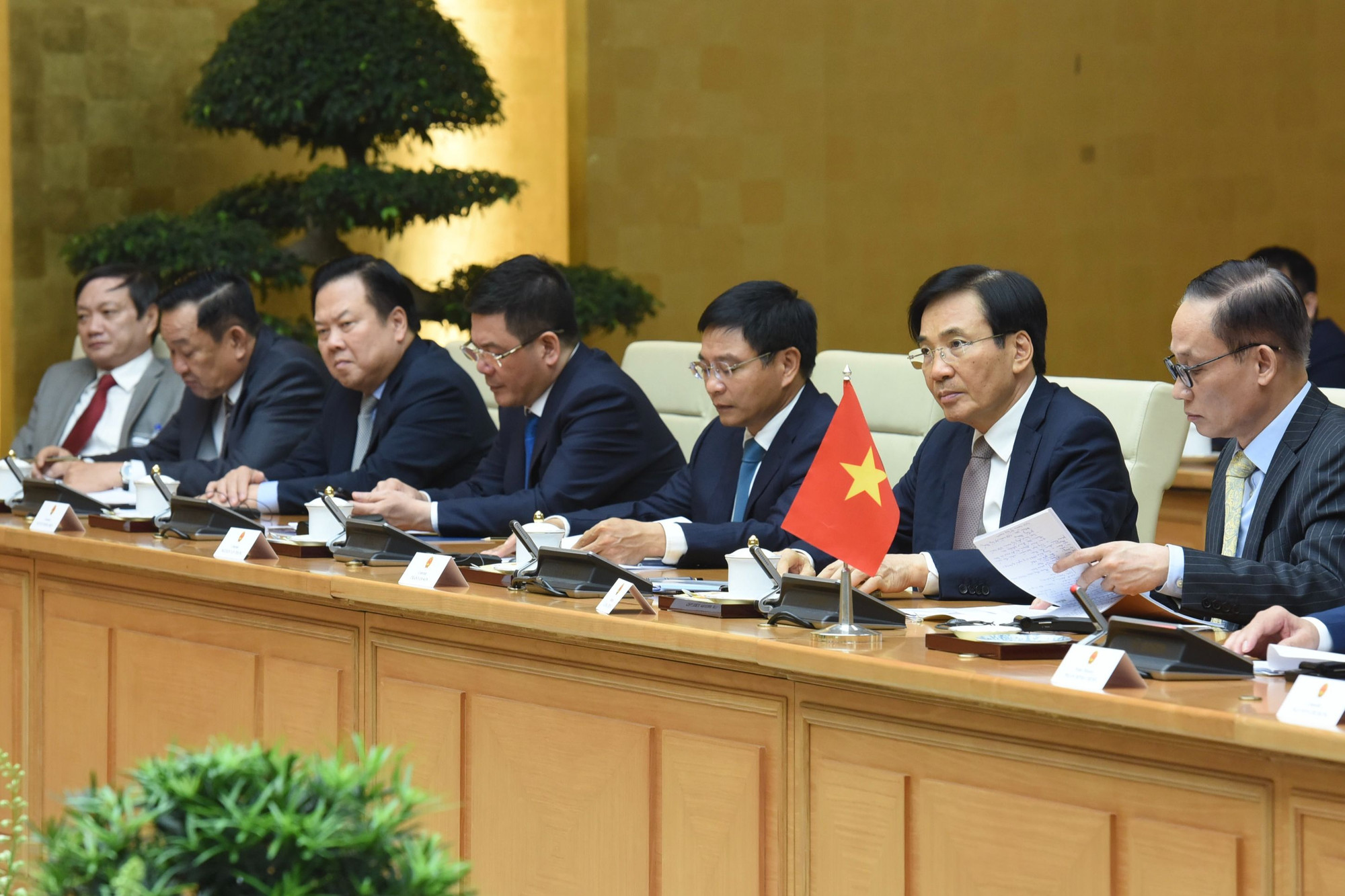 Đại diện lãnh đạo các bộ, ban, ngành của Chính phủ Việt Nam cùng tham dự buổi làm việc.