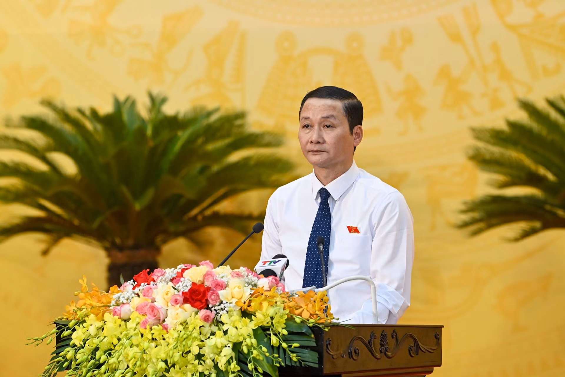 Chủ tịch Ủy ban nhân dân tỉnh Thanh Hóa Đỗ Minh Tuấn trình bày báo cáo tóm tắt tình hình kinh tế-xã hội, quốc phòng-an ninh 6 tháng đầu năm, nhiệm vụ trọng tâm 6 tháng cuối năm 2024.