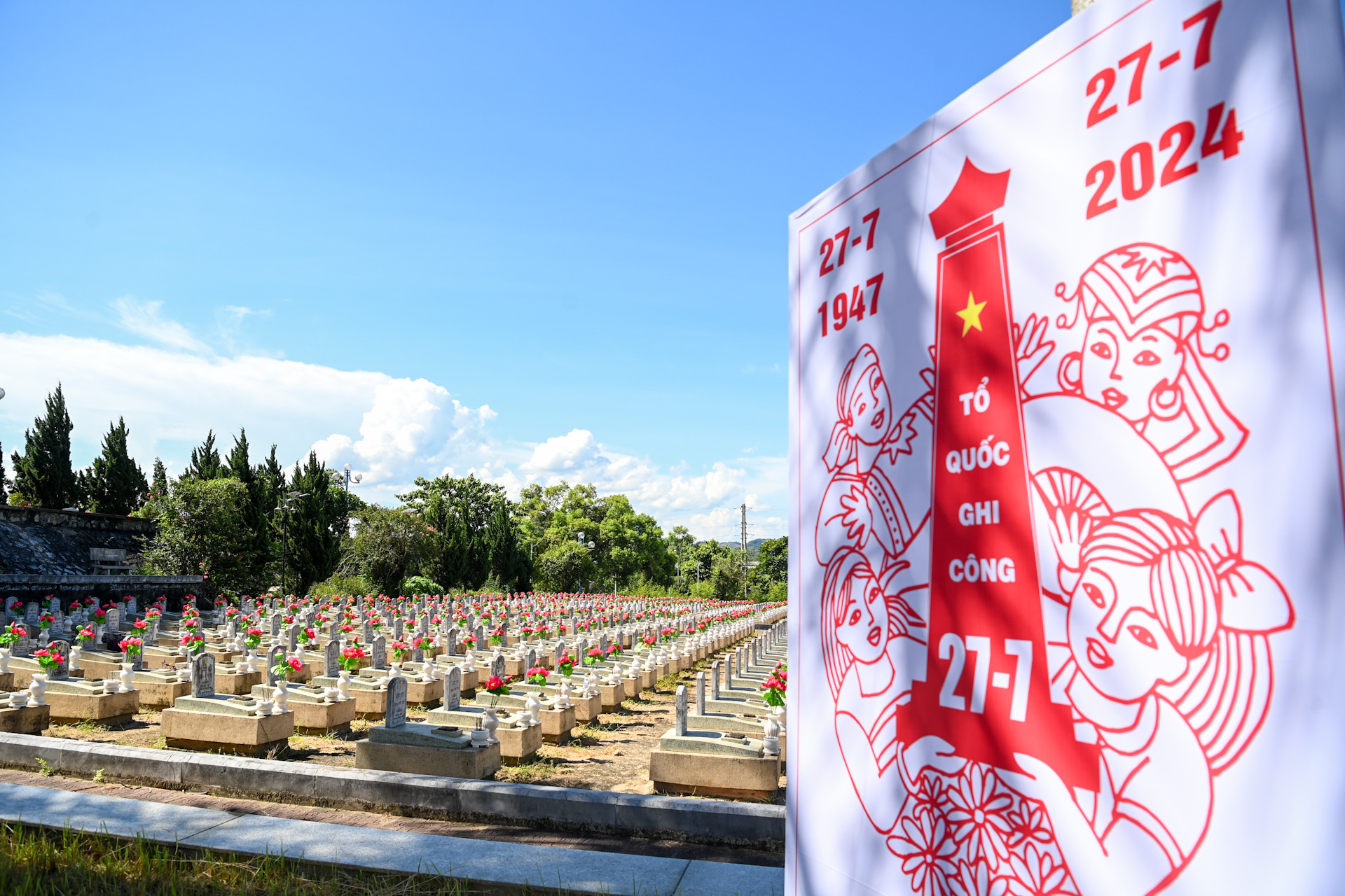 Nghĩa trang Liệt sĩ quốc tế Việt-Lào được xây dựng năm 1976, tại Khối 4 thị trấn Anh Sơn, huyện Anh Sơn, tỉnh Nghệ An. Nghĩa trang đặc biệt này là nơi yên nghỉ của gần 11 nghìn liệt sĩ quân tình nguyện và chuyên gia Việt Nam từng tham gia chiến đấu và hy sinh tại Lào.